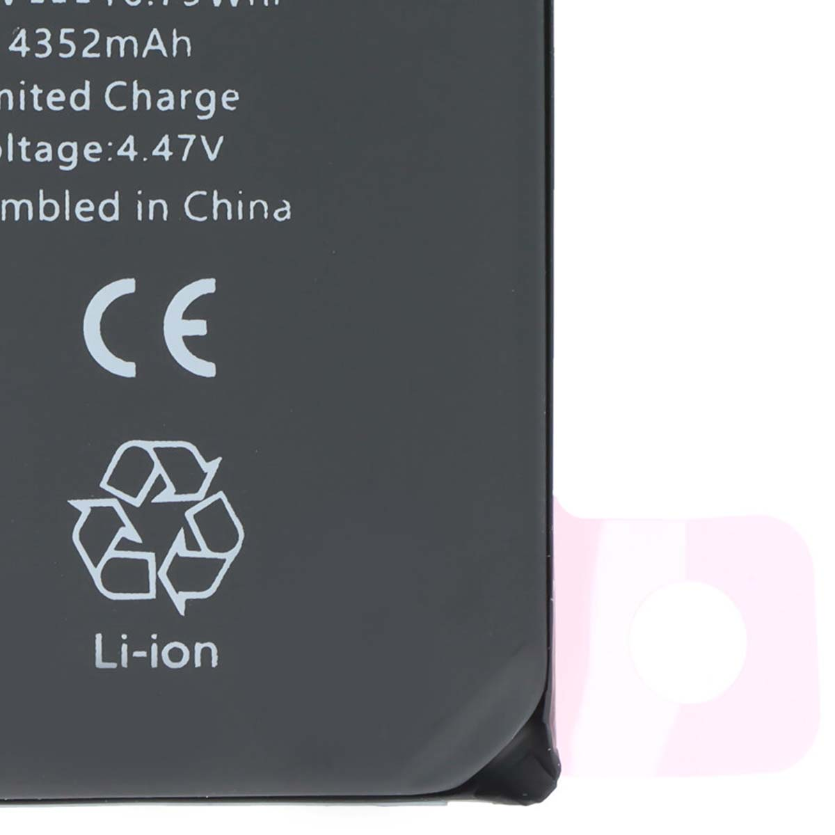 Batería negra con símbolos CE y de reciclaje. Texto: 4352mAh, Carga Limitada, Voltaje: 4,47V, Ensamblado en China, Li-ion.