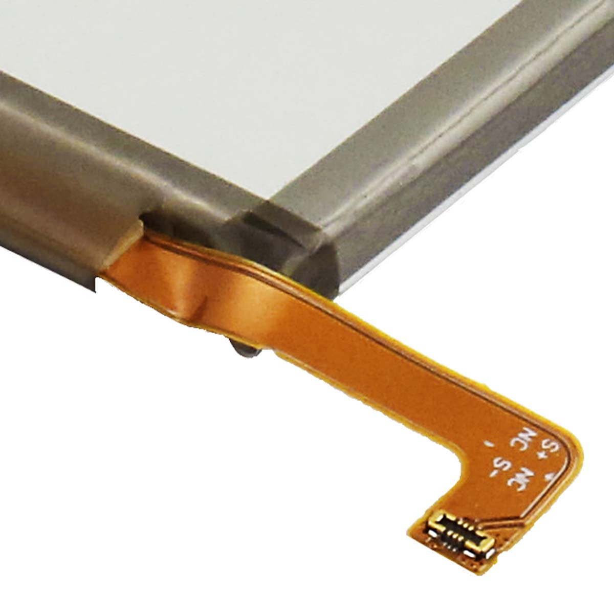 Un cavo piatto flessibile arancione con contatti sporge da una batteria grigia.