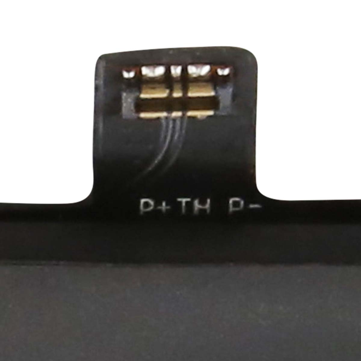 Primo piano di una scheda di circuito nera con connettori dorati e testo 'P+ TH P-'.