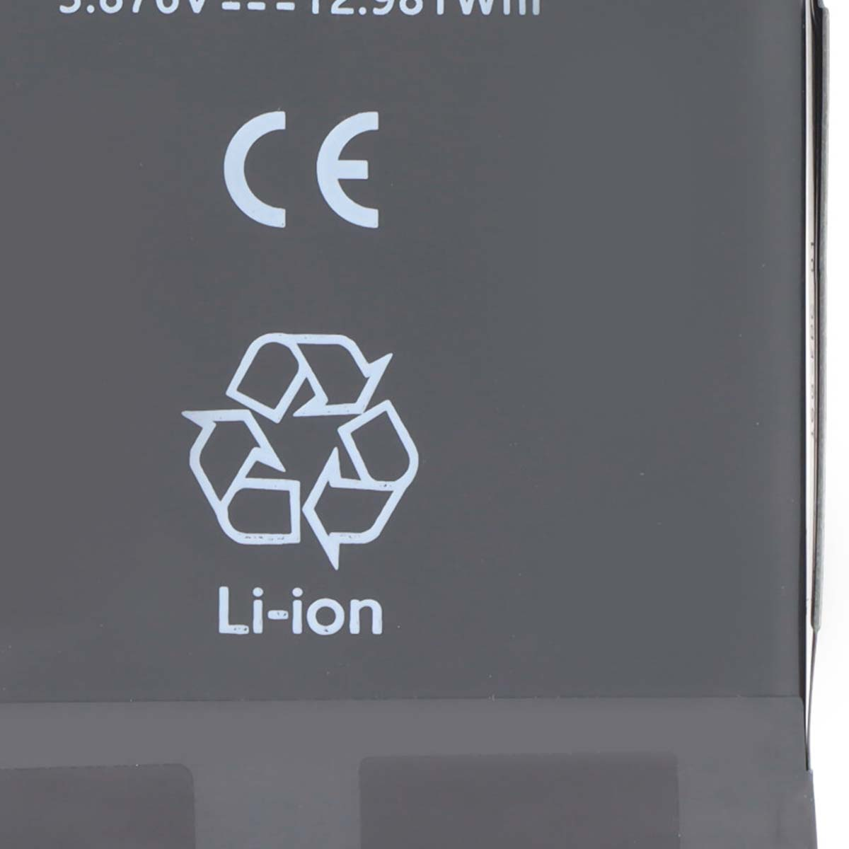 Marchio CE e simbolo di riciclaggio su batteria nera.