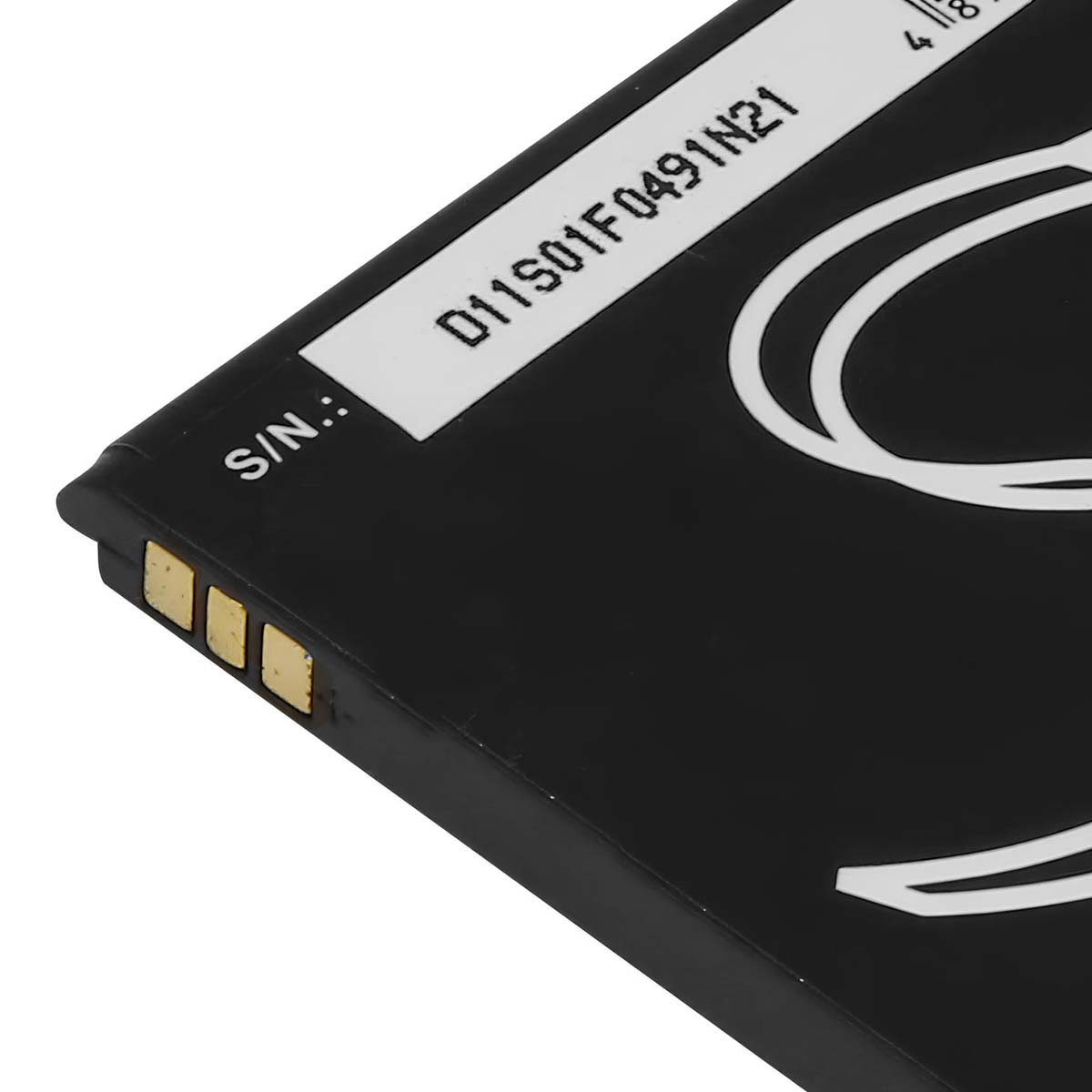 Primo piano di una batteria nera con contatti argentati e testo stampato.