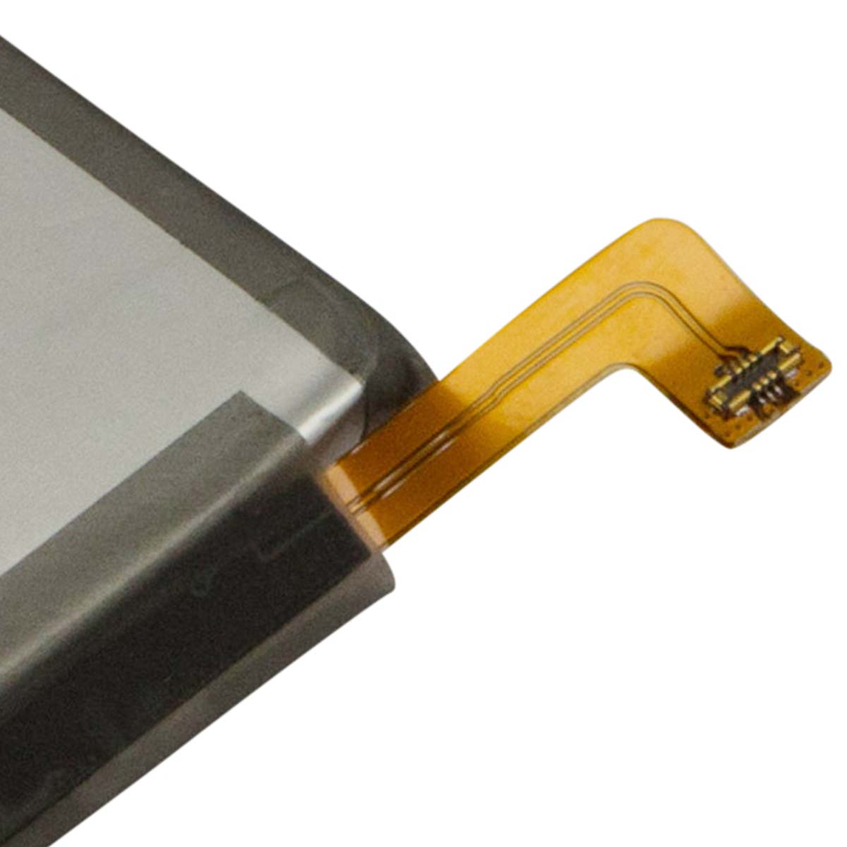 Primo piano dell'angolo di un dispositivo argentato con cavo piatto giallo e connettore.