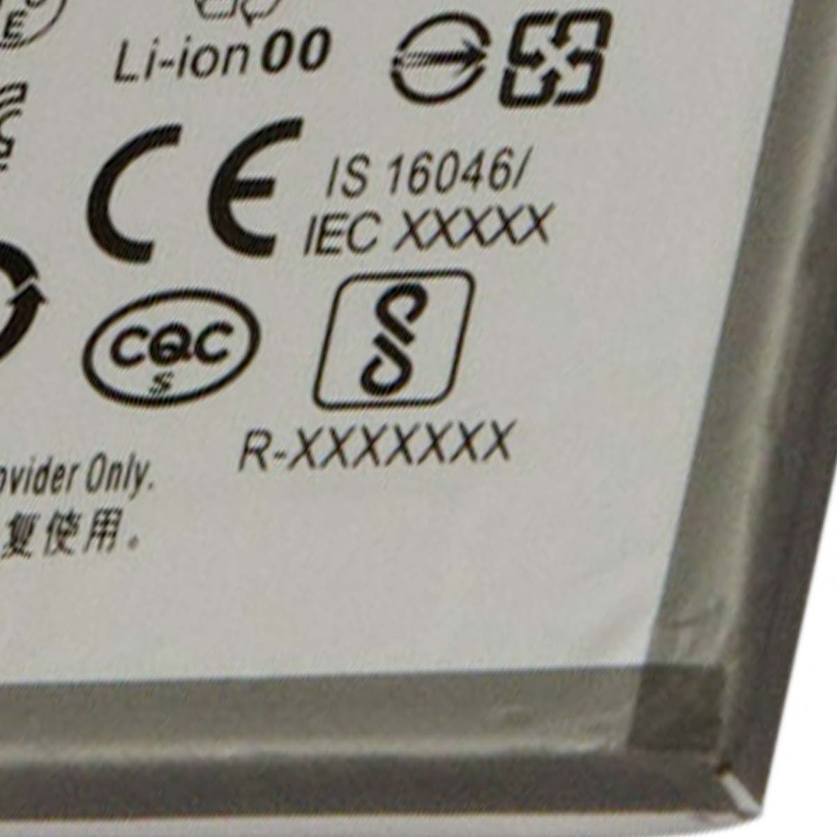Primo piano dei marchi di certificazione: CE, CQC, IS 16046/IEC XXXXX, R-XXXXXXX.
