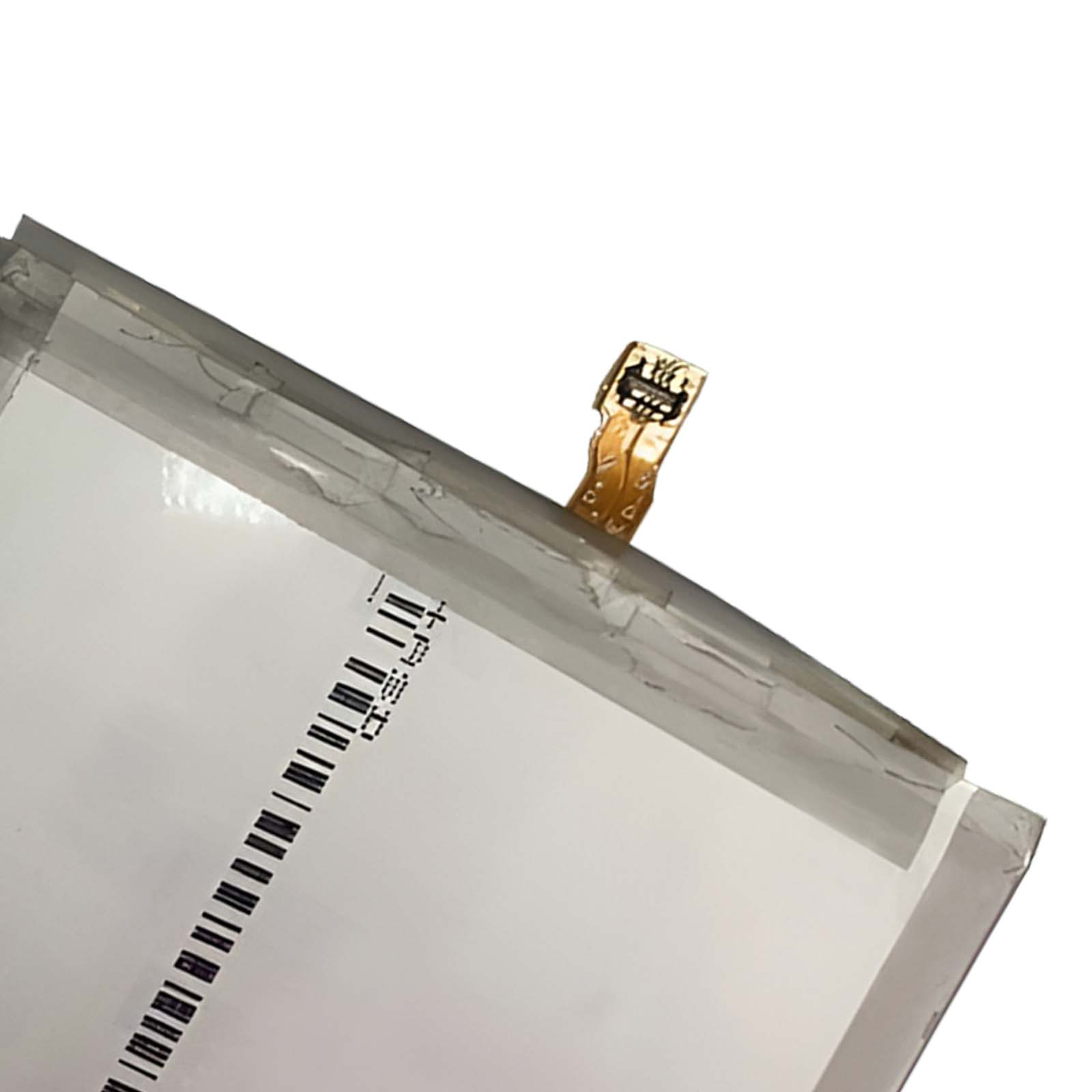 Ein silbernes Flachbandkabel mit einem Chip ragt aus einem weißen Objekt mit Barcode hervor.
