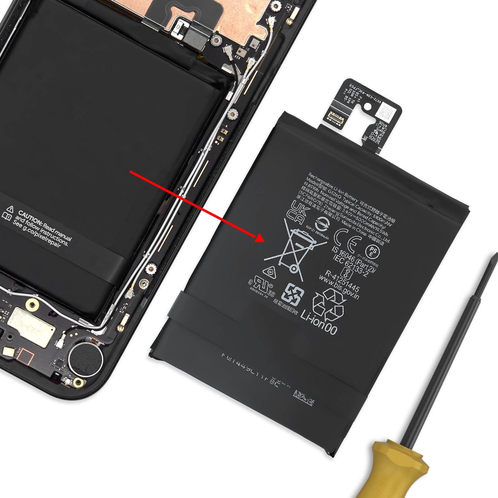Batteria smartphone accanto alla scocca aperta e a un cacciavite.