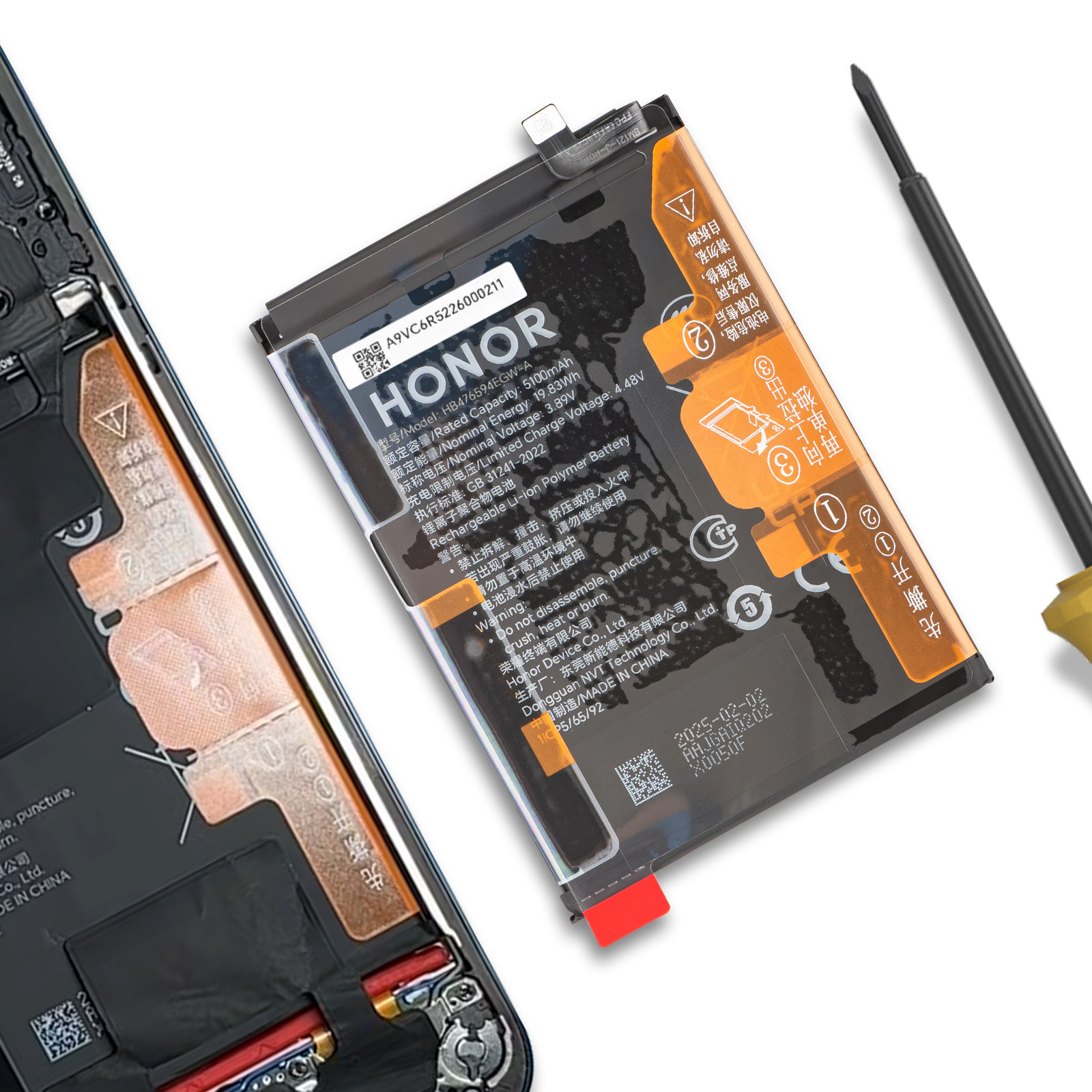Una batería Honor yace junto a un smartphone abierto y una herramienta.