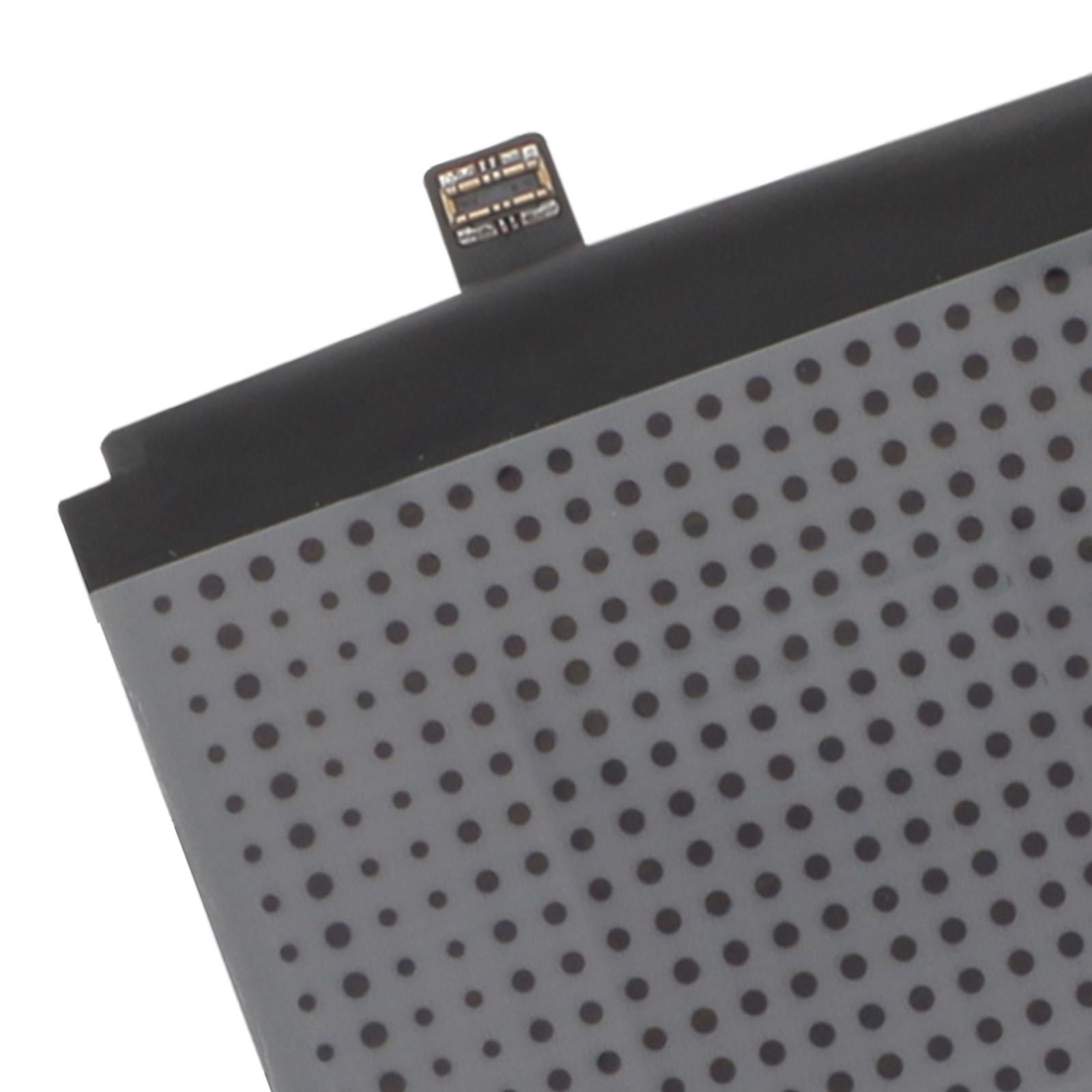 Un conector negro en una batería gris con patrón de puntos.