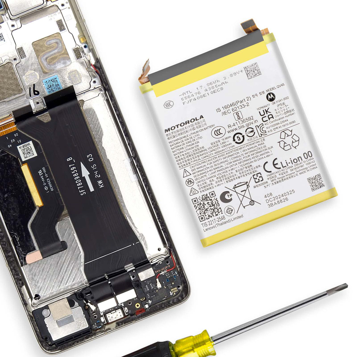 L'interno di un telefono smontato con una batteria rimossa e un cacciavite.