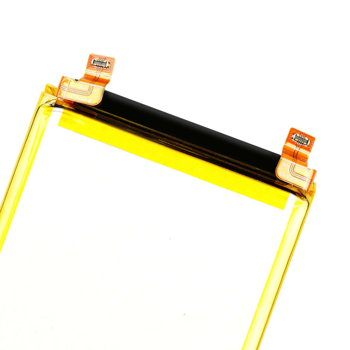 Una sottile batteria agli ioni di litio gialla con connettori neri e arancioni su sfondo bianco.