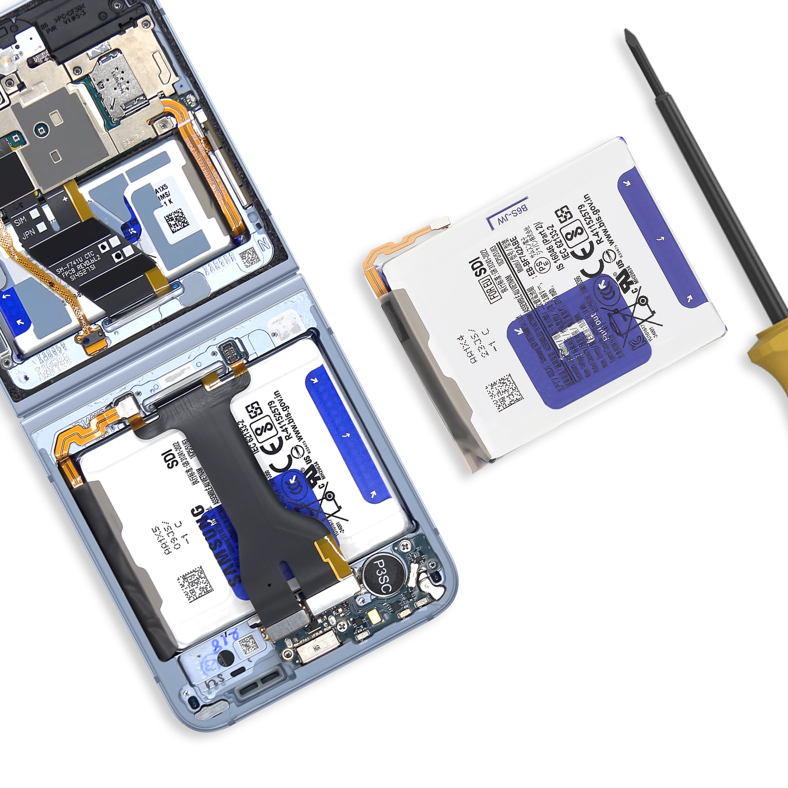 Smartphone aperto con batteria esposta e strumento su sfondo bianco.