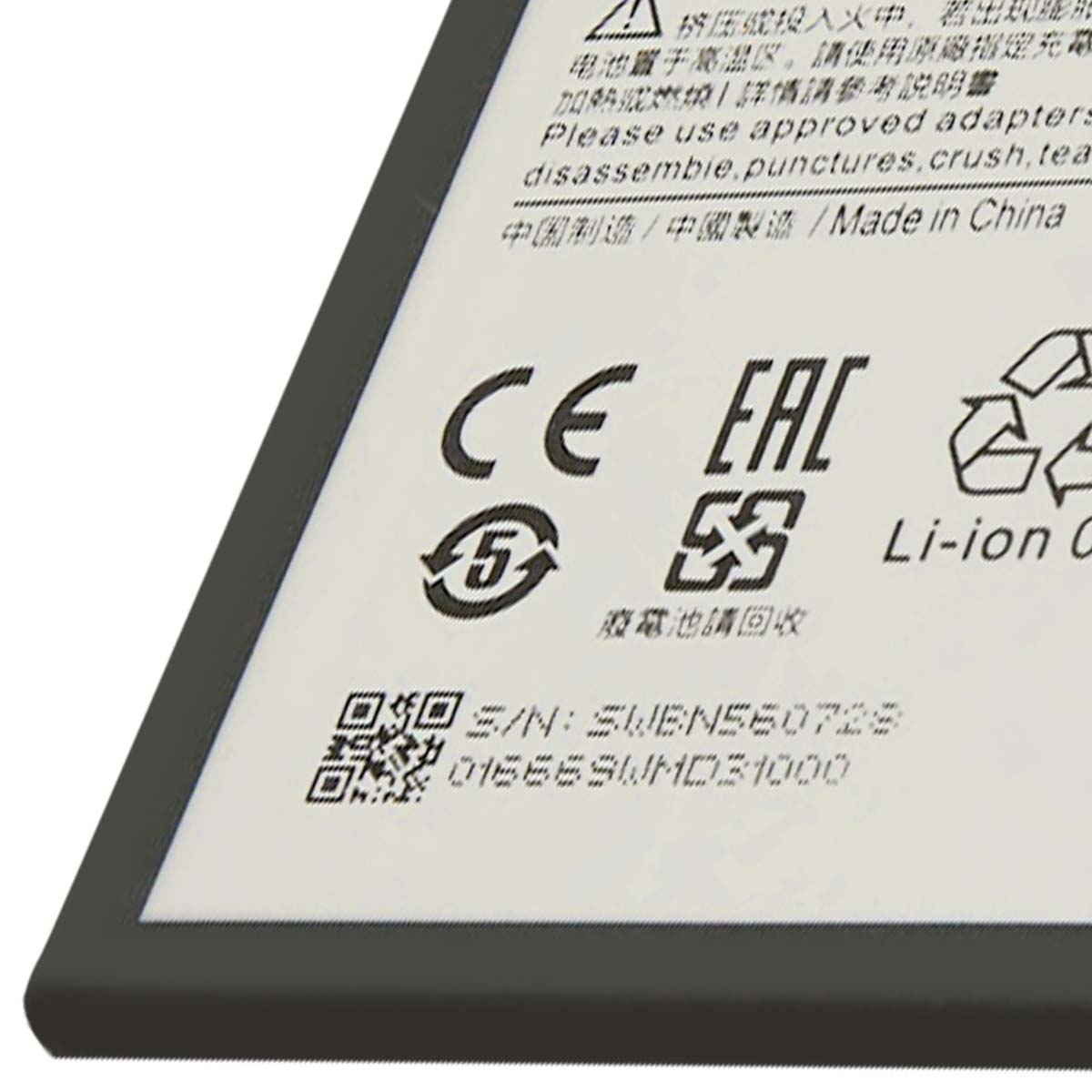 Primo piano di una batteria con simboli CE, EAC e di riciclo.