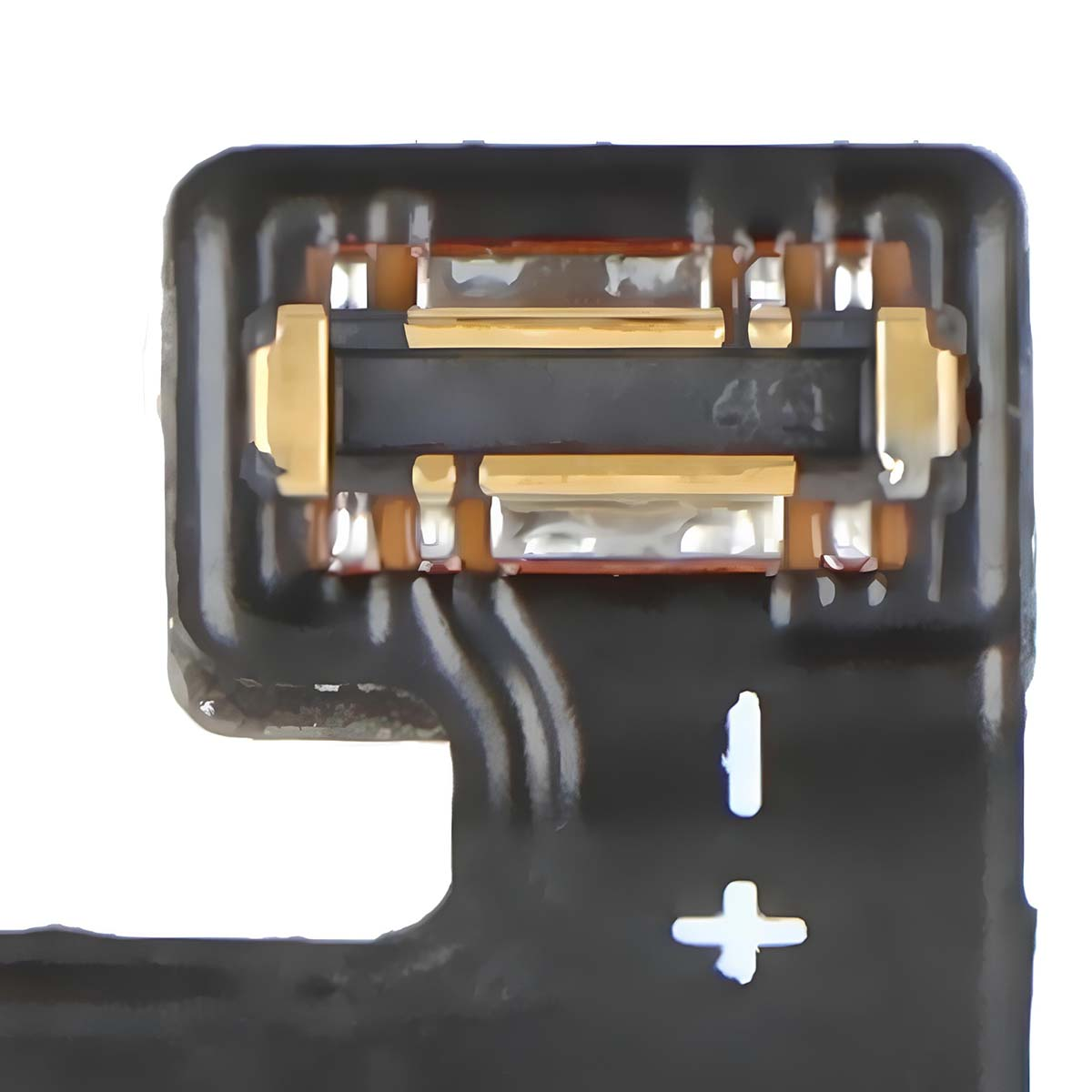Primo piano di un cavo piatto flessibile nero con contatti dorati e simboli bianchi più/meno.