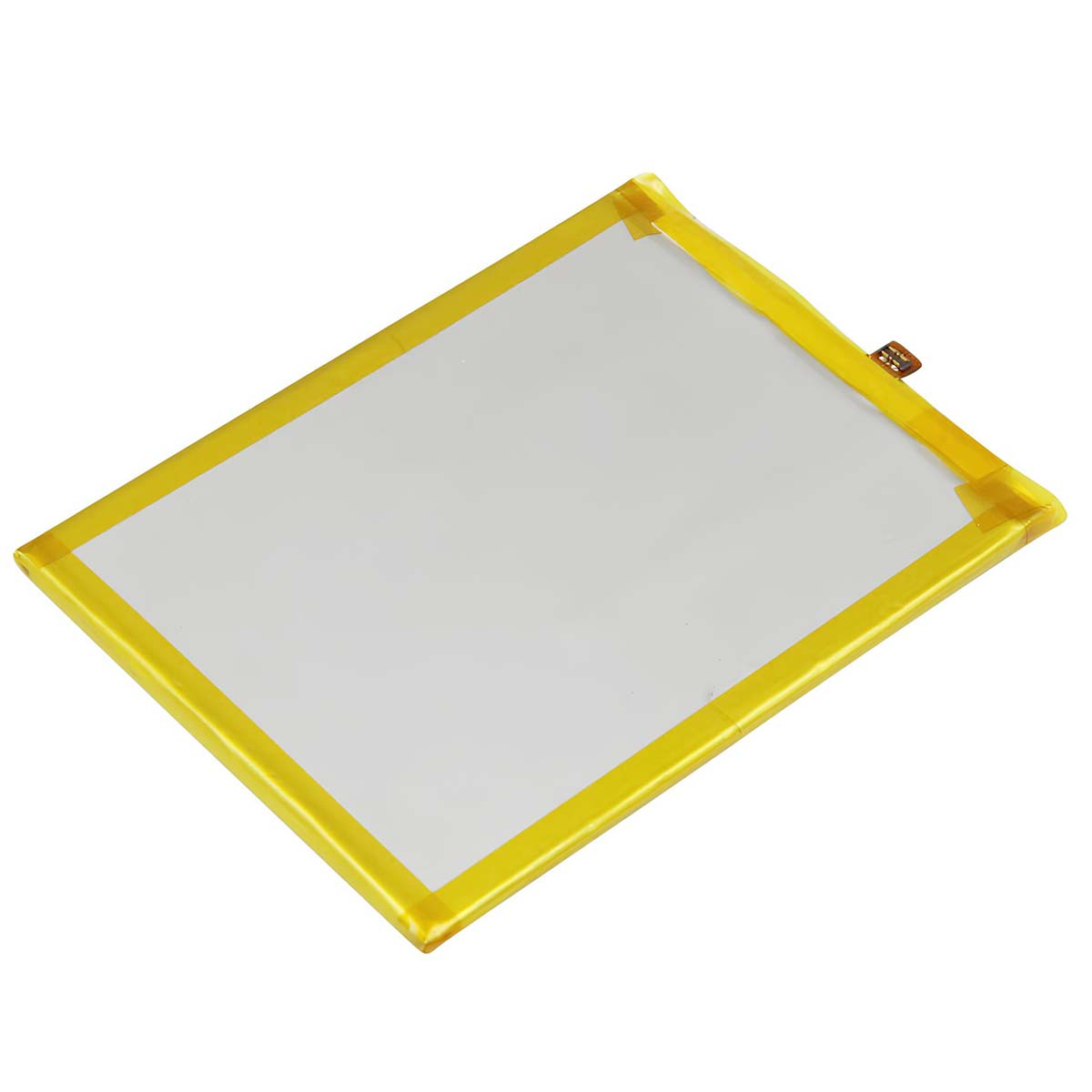 Una batería plana y rectangular con borde de cinta amarilla y un pequeño cable conector.