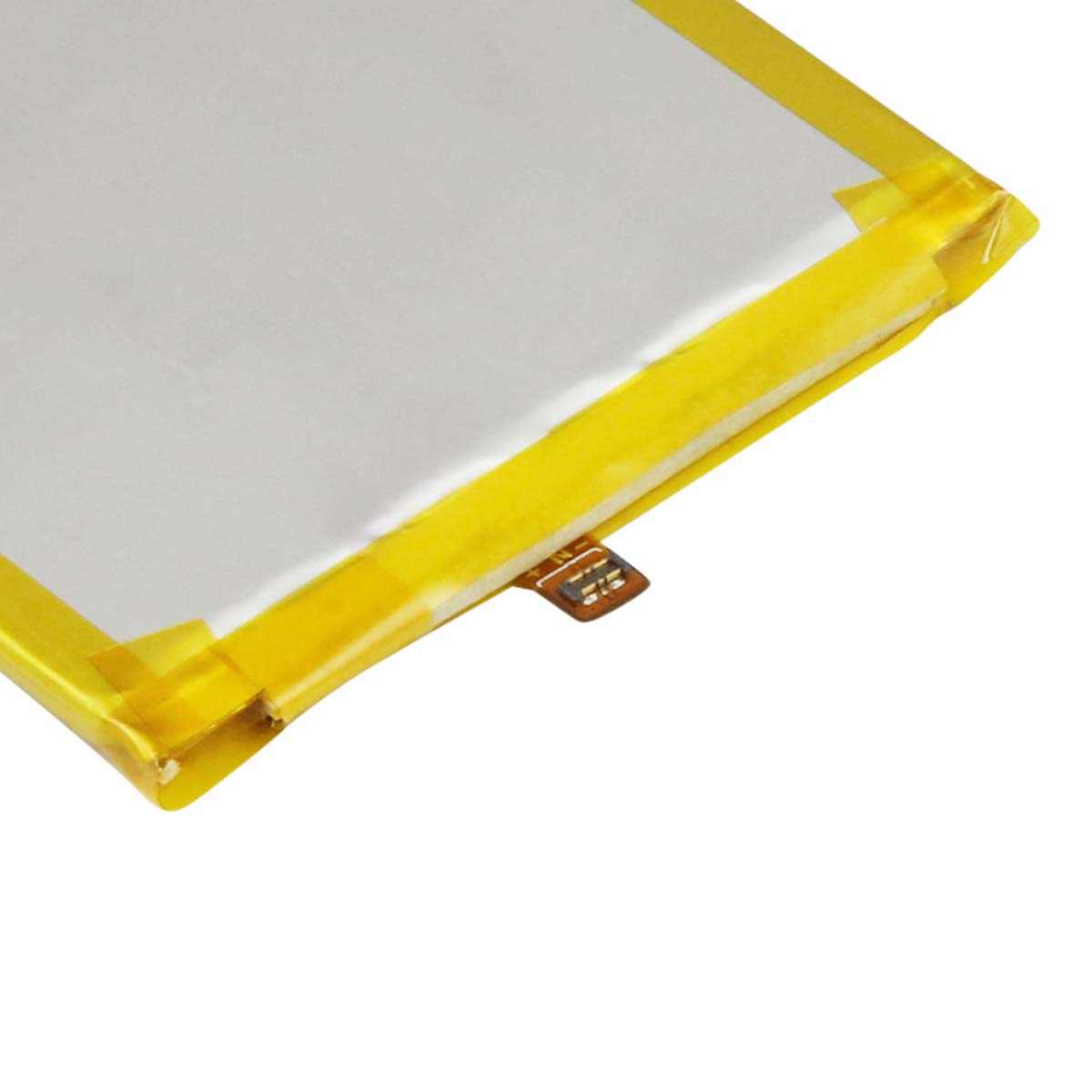 Una batería delgada y rectangular con cinta amarilla y un pequeño conector.