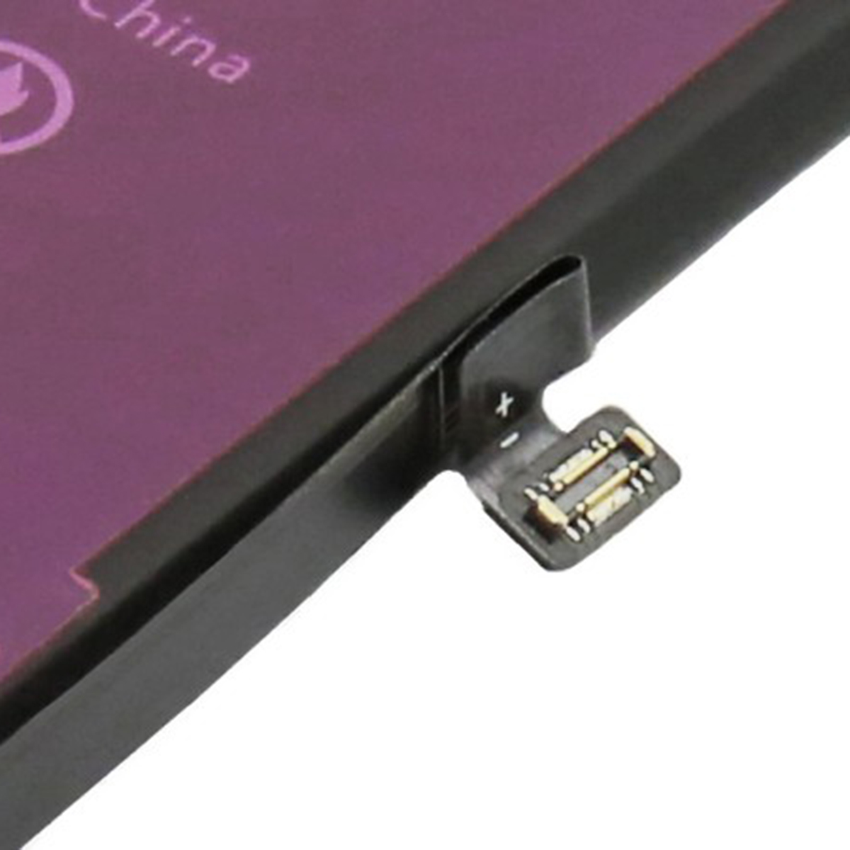 Nahaufnahme einer violetten elektronischen Komponente mit goldenen Steckern.