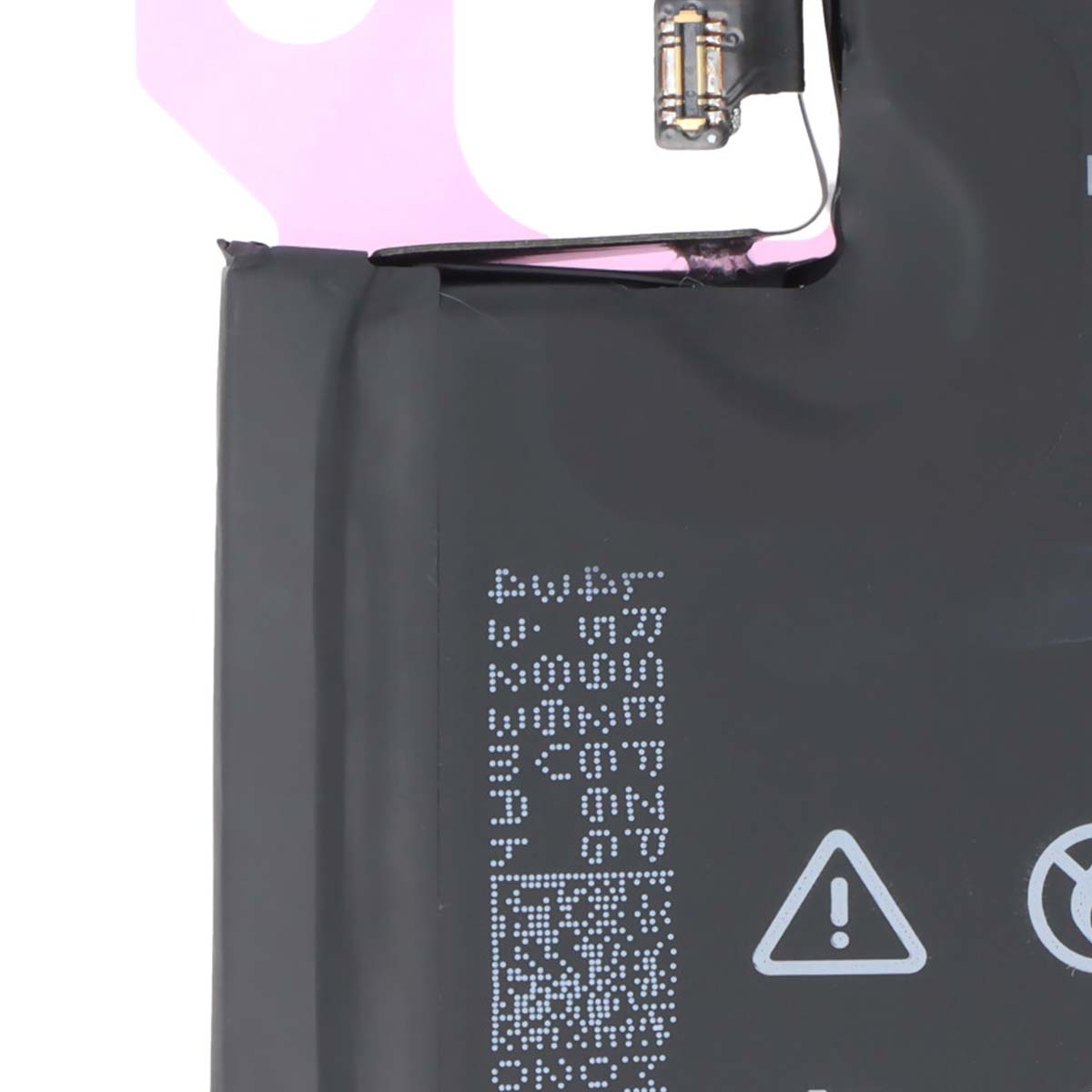 Nahaufnahme einer schwarzen Batterie mit pinkem Klebeband und einem Warnsymbol.