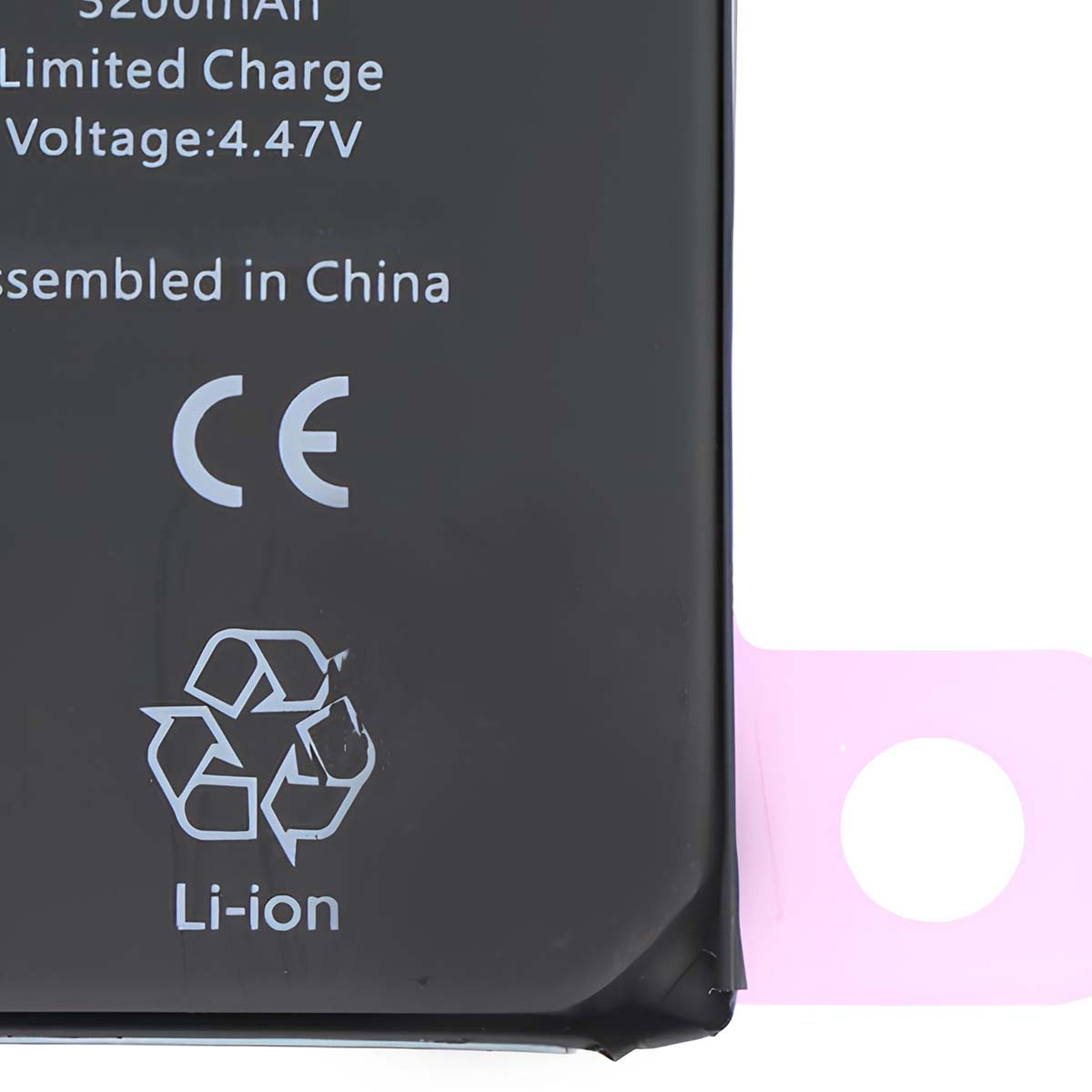 Batteria nera con marchio CE, simbolo di riciclo ed etichetta Li-ion.