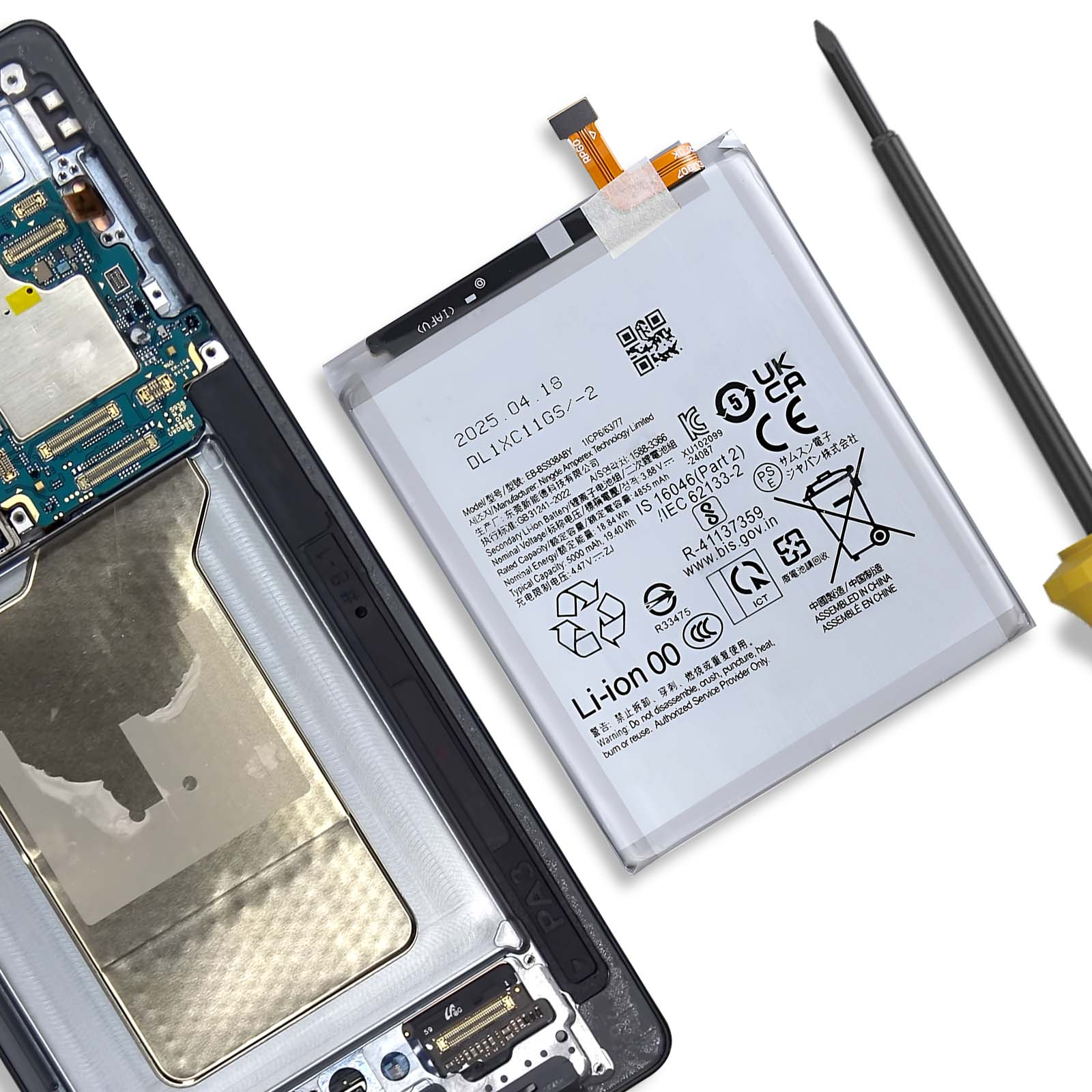 Una batteria e scheda madre di smartphone giacciono accanto a un cacciavite.