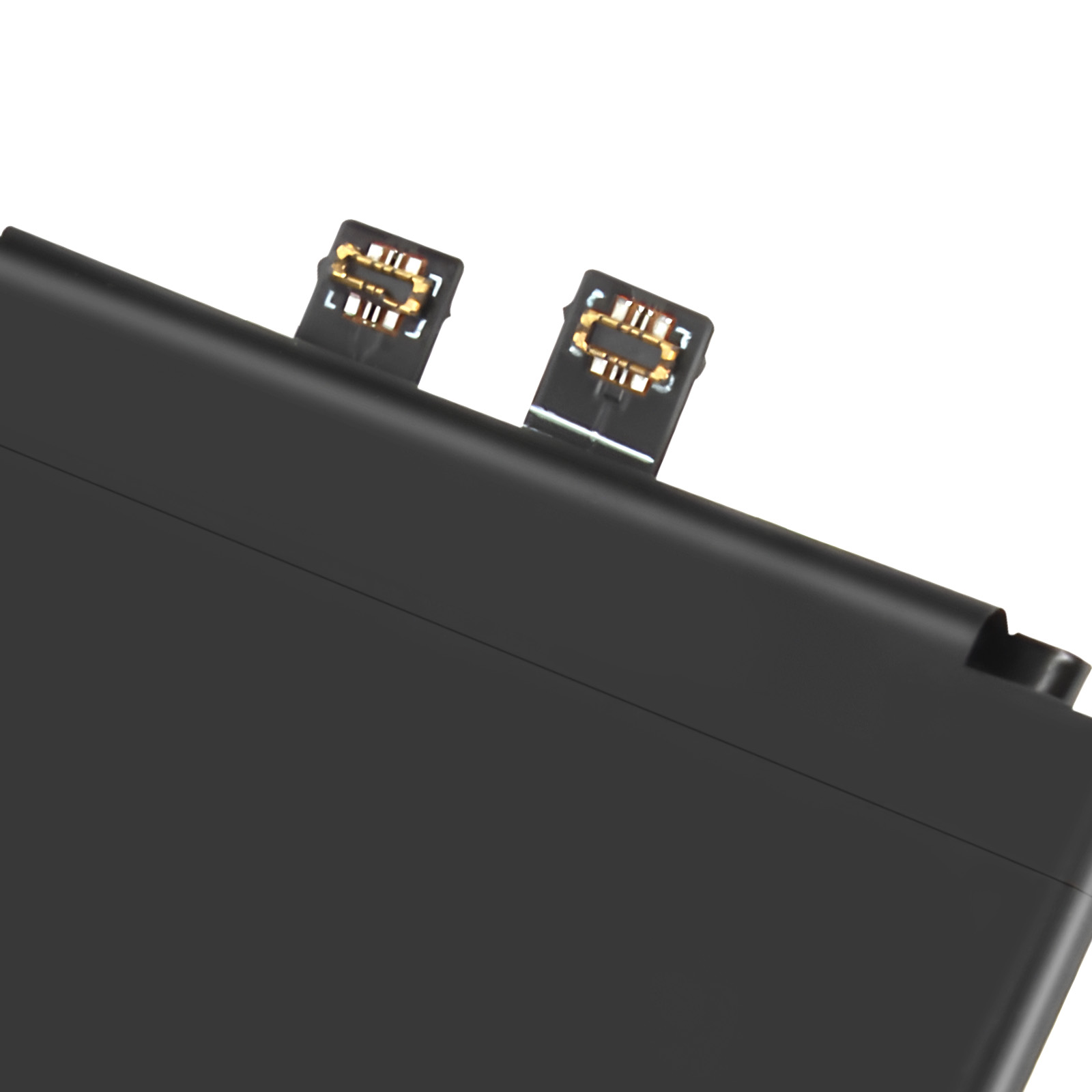 Una batería negra con dos cables conectores dorados sobre fondo blanco.