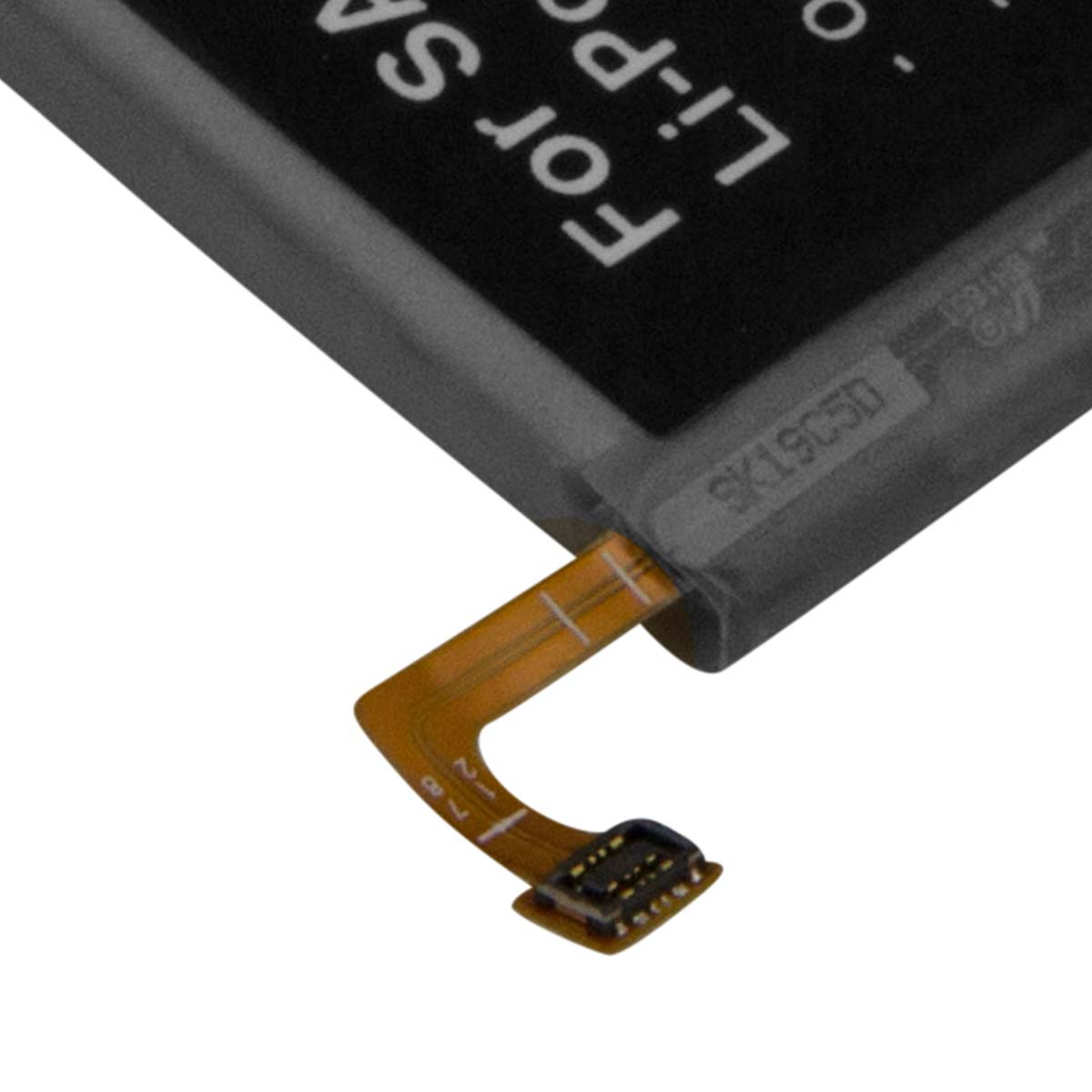 Parte di una batteria Li-Po nera con connettore a nastro piatto arancione.