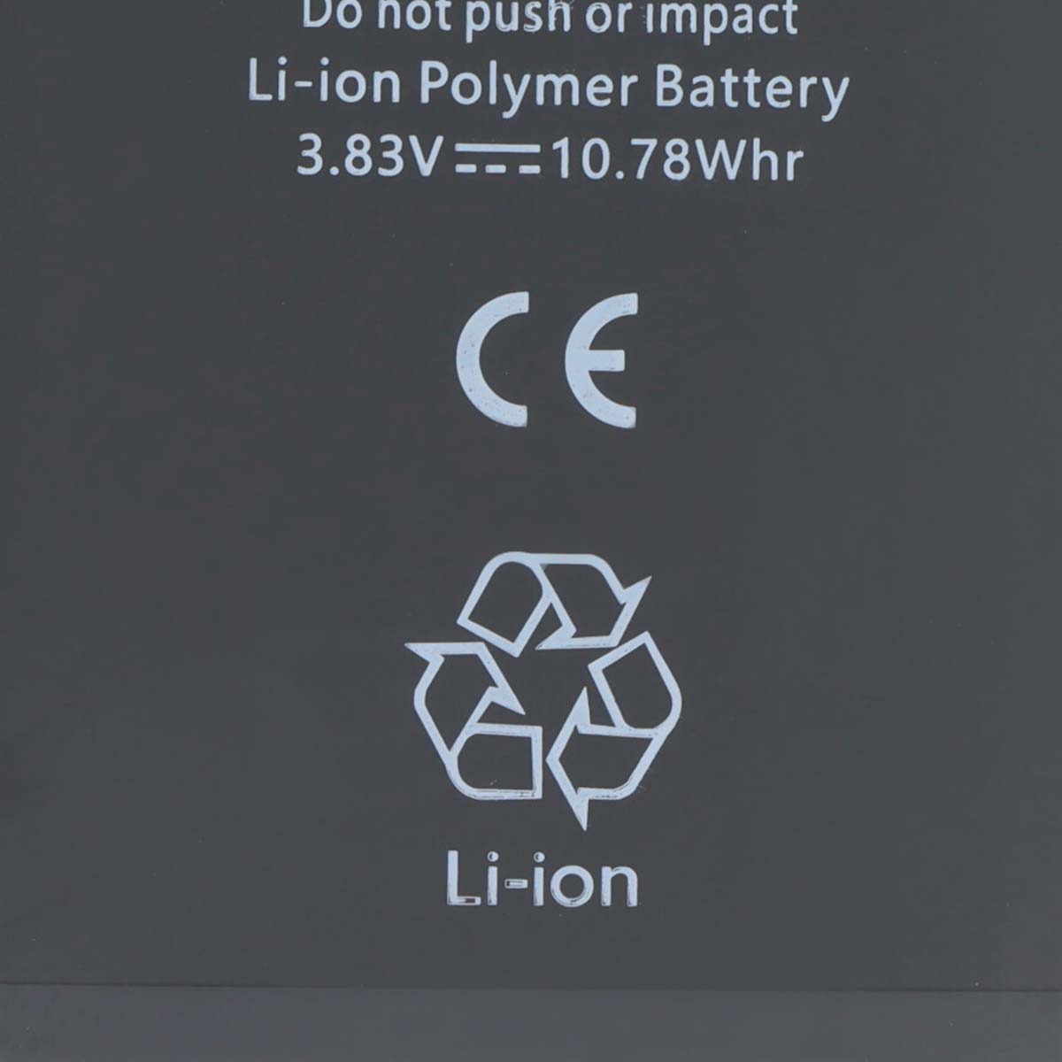 Li-Ion Polymer Akku mit CE- und Recycling-Symbol. Spannung 3,83V, 10,78Whr.