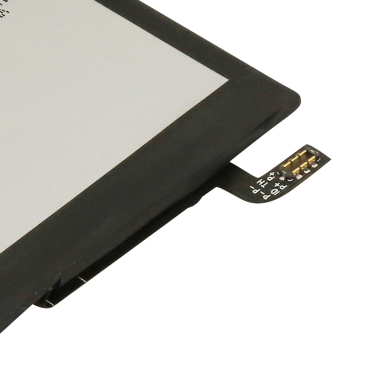 Parte di una batteria nera con parte superiore bianca e cavo di collegamento.