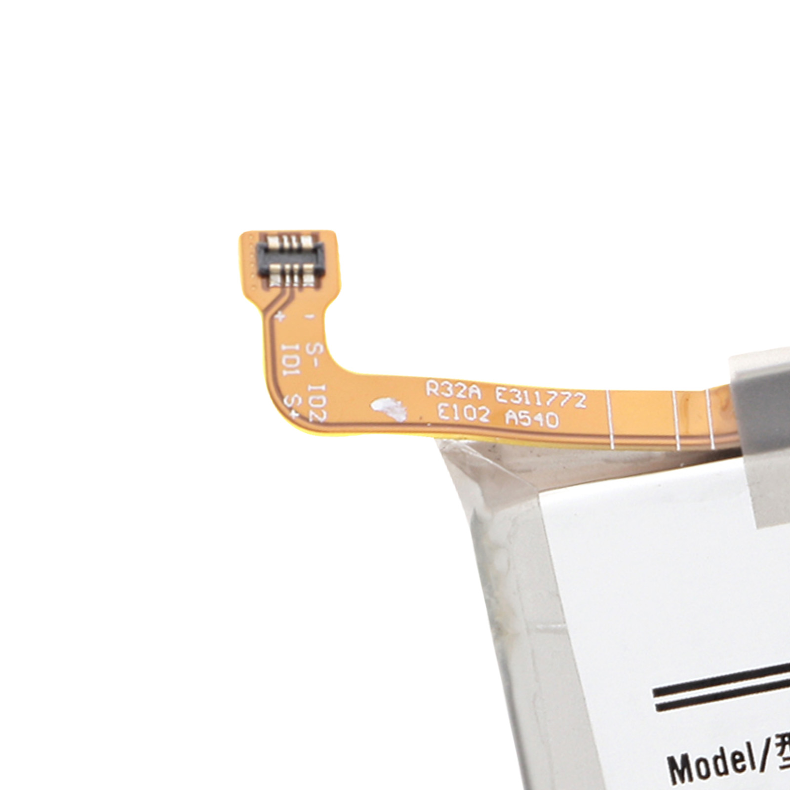 Nahaufnahme einer flexiblen Platine mit Text 'R32A E311772 E102 A540'.