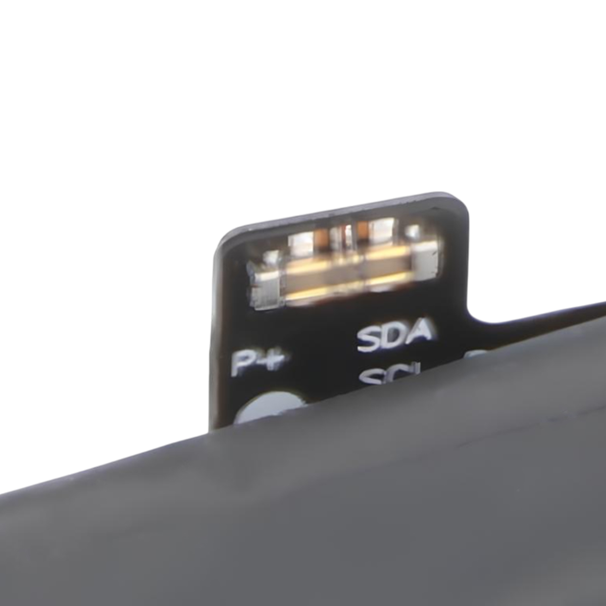 Primo piano di un connettore nero con contatti dorati ed etichette P+ e SDA.