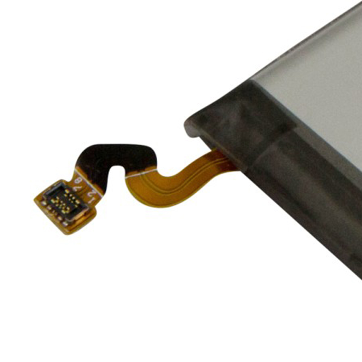 Ein flexibler gelber Kabelverbinder mit schwarzem Stecker ist an einem dunklen Objekt befestigt.