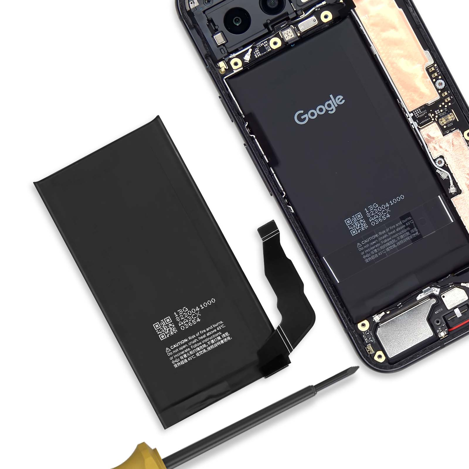 Ein freigelegter Smartphone-Akku neben dem geöffneten Gerät und einem Schraubendreher.