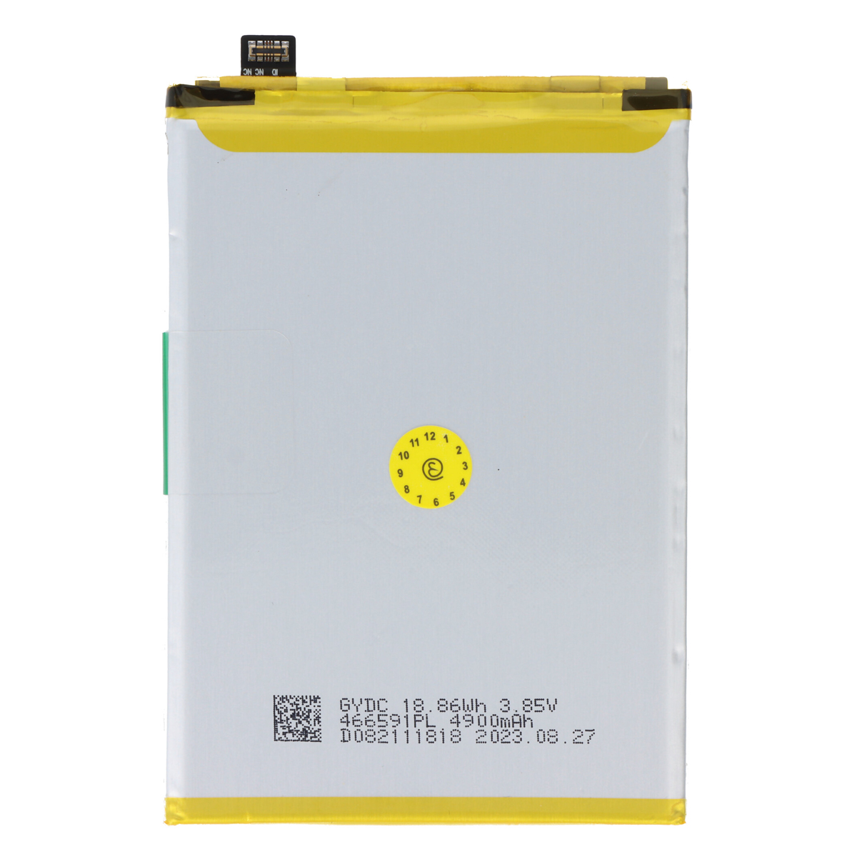 Una batteria bianca con bordo giallo e testo, compreso un adesivo con data.