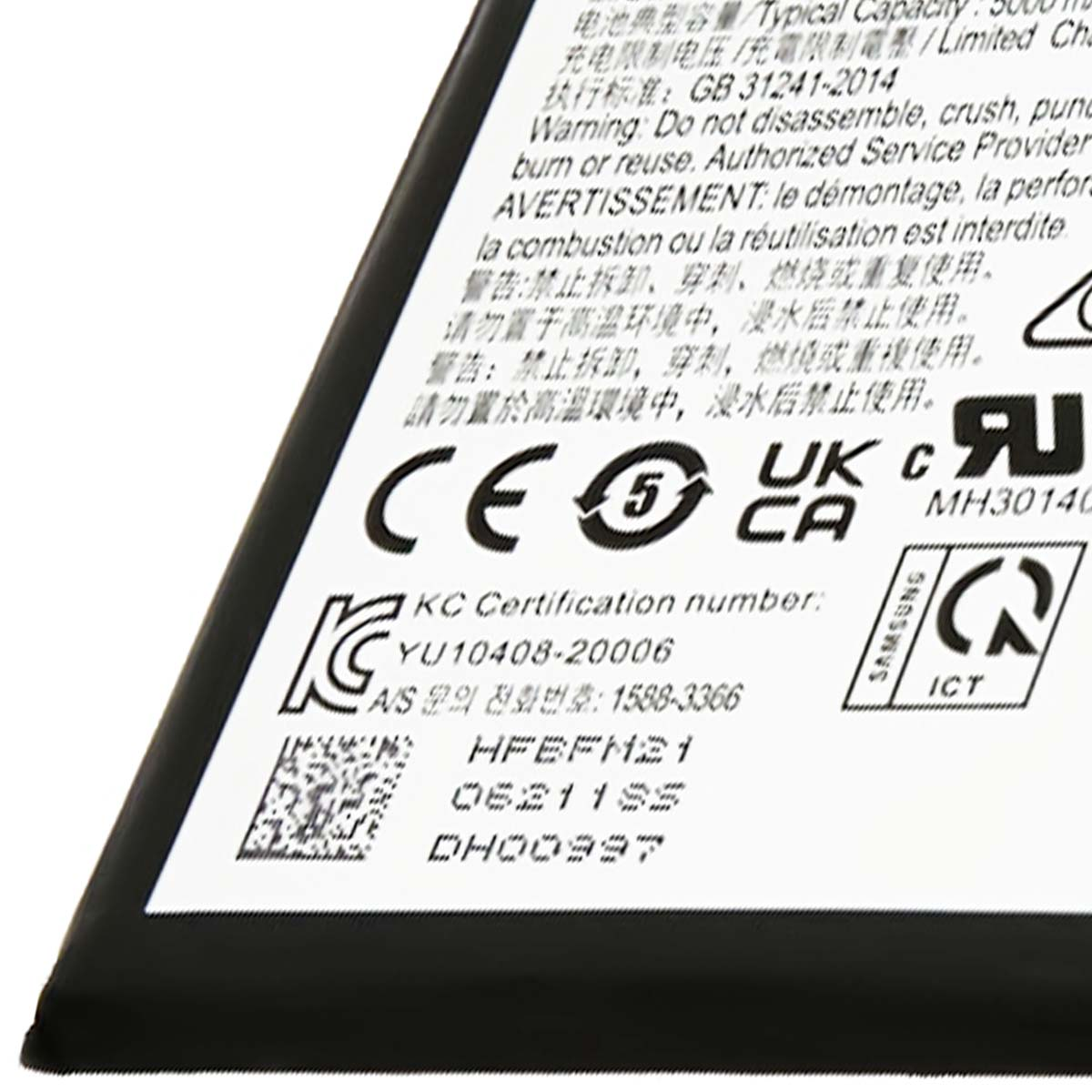 Primo piano di un'etichetta della batteria con certificazioni: CE, UKCA, KC, logo Samsung ICT.