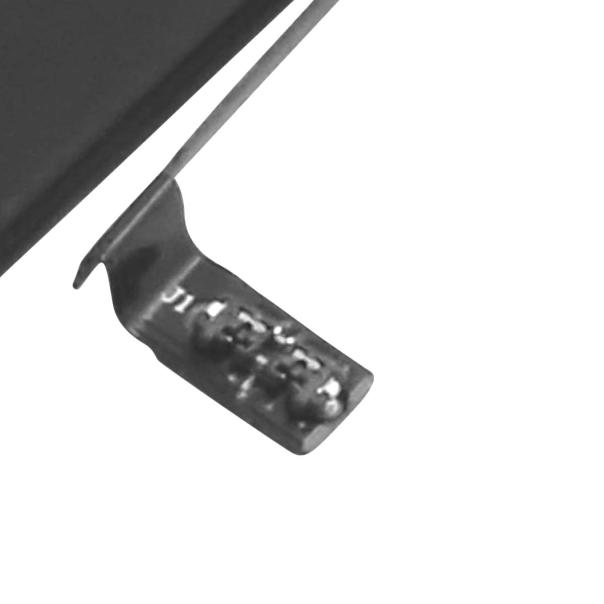 Un pezzo di metallo nero con etichetta J1 si estende da un oggetto scuro.