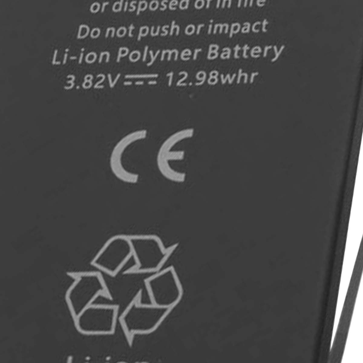 Marchio CE e simbolo di riciclo su batteria nera con testo.