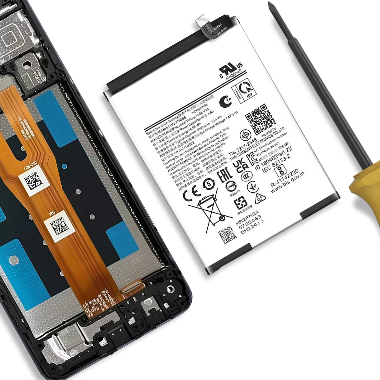 Un telaio di smartphone con una batteria e un cacciavite su sfondo bianco.
