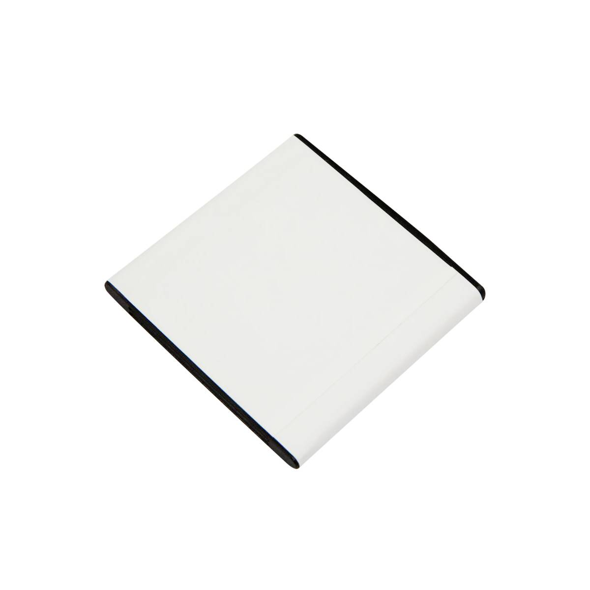 Una batteria rettangolare bianca con bordo nero su sfondo bianco.