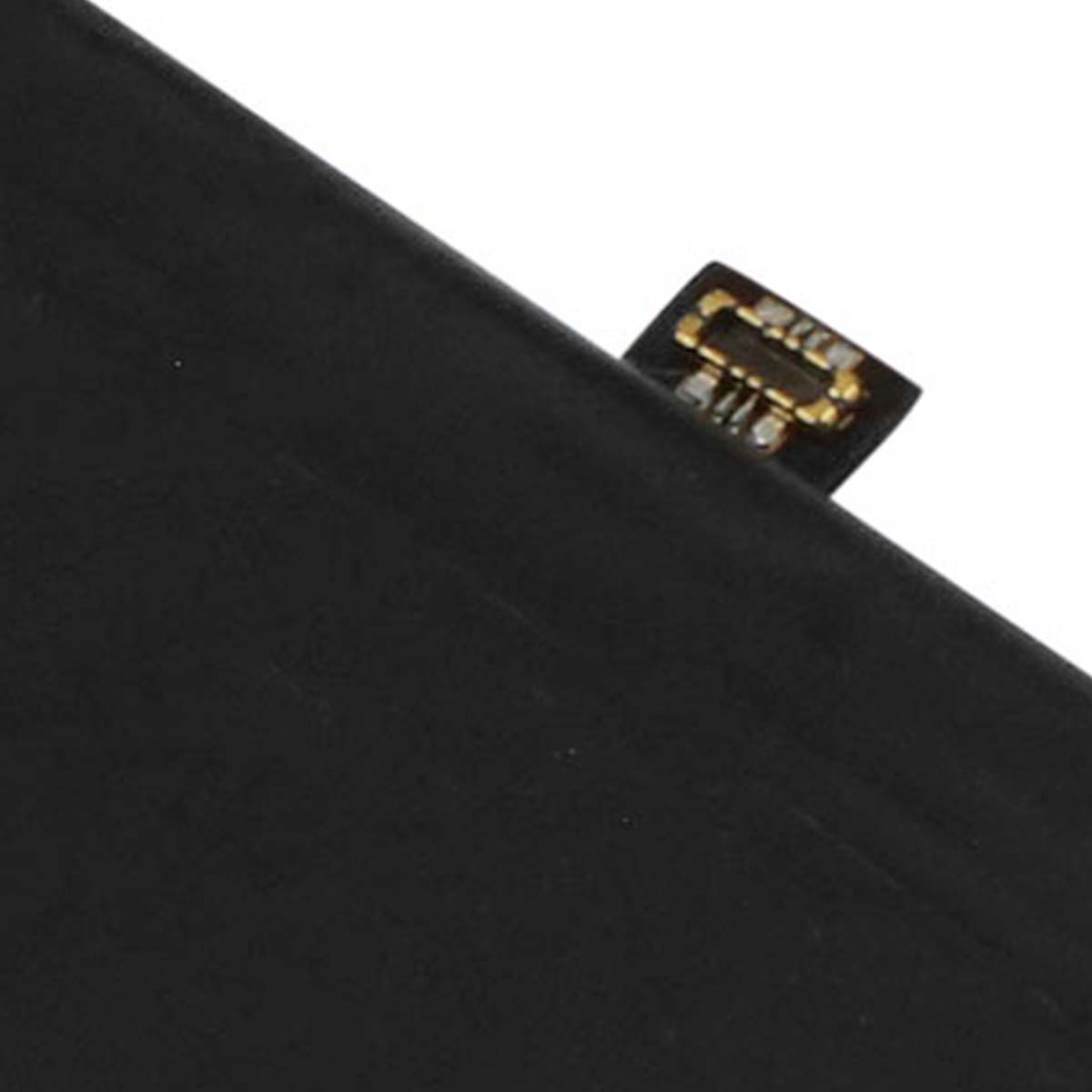 Nahaufnahme eines schwarzen Objekts mit einem kleinen goldenen Verbinder mit Stiften.