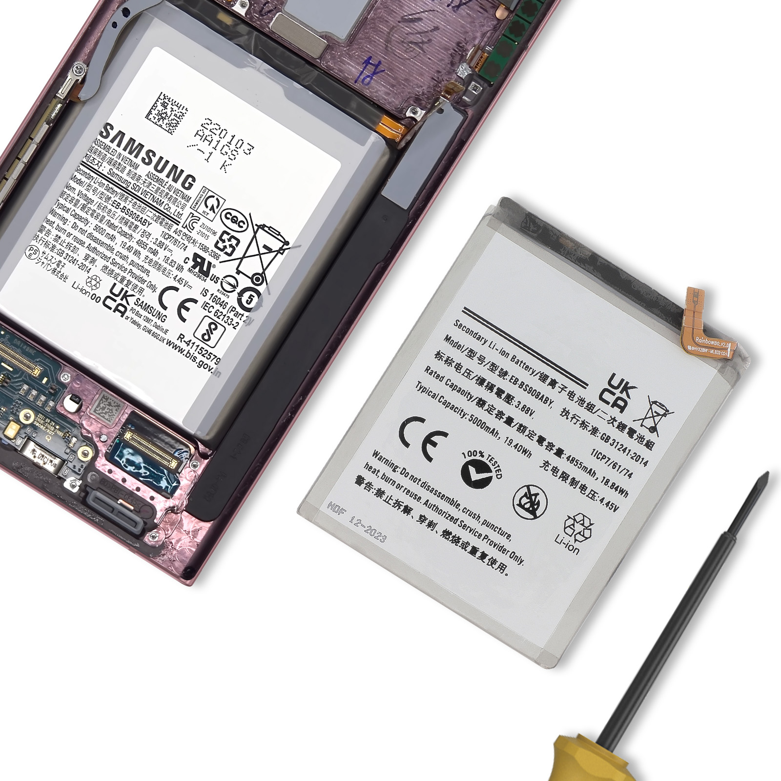 Due batterie per smartphone Samsung sono una accanto all'altra, una parzialmente smontata.