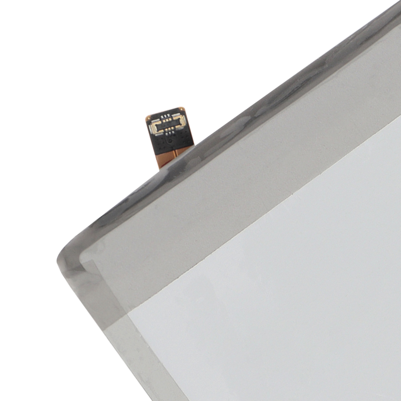 Primo piano di un cavo piatto flessibile con contatti dorati su base nera.