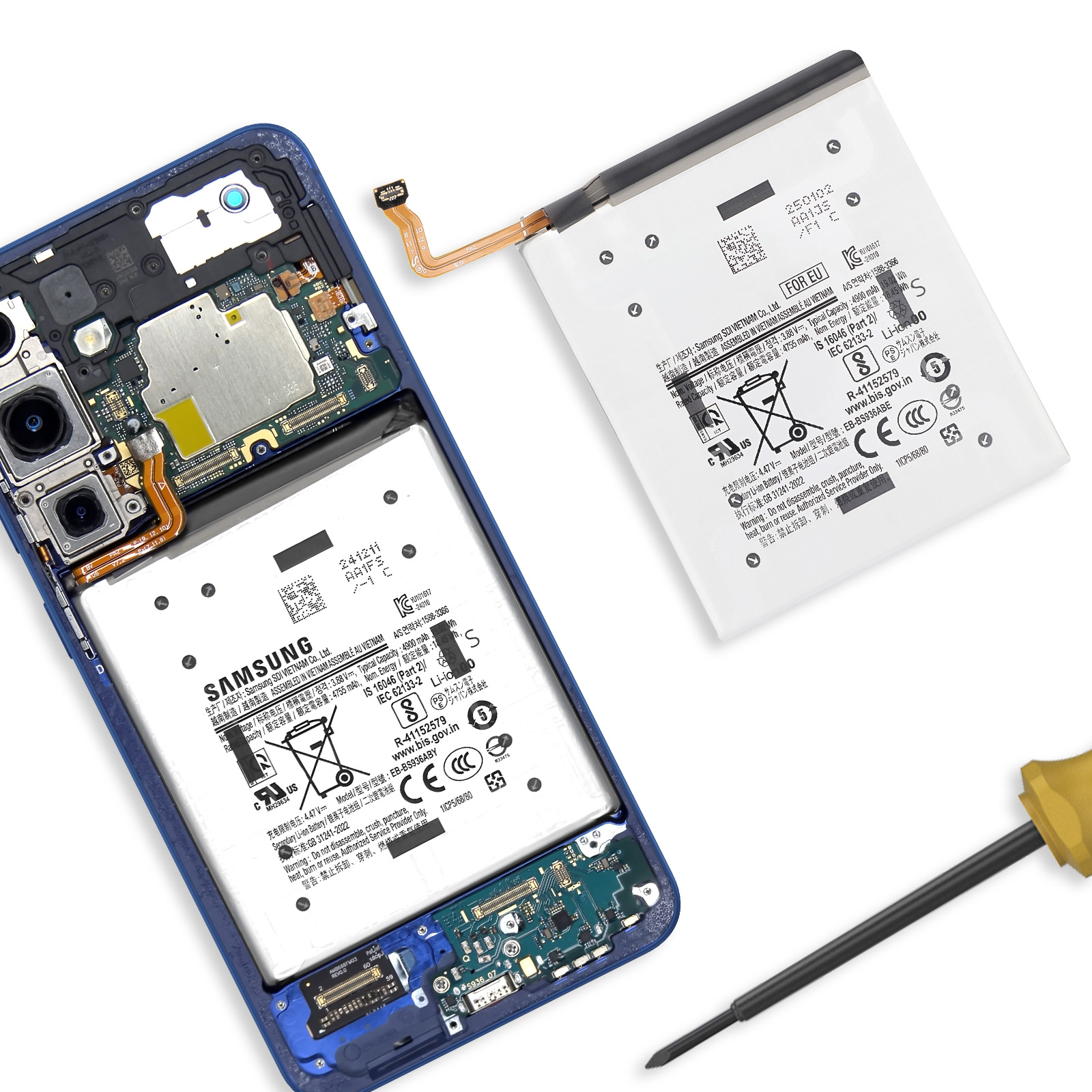 Ein Smartphone mit offenem Gehäuse, herausgenommenem Akku, Platine und Schraubendreher.