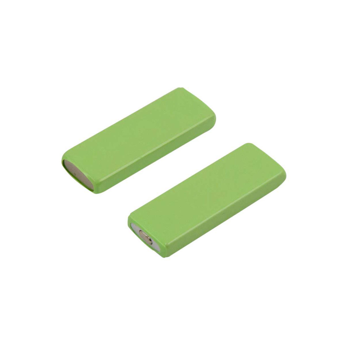 Due batterie rettangolari verdi giacciono una accanto all'altra su sfondo bianco.
