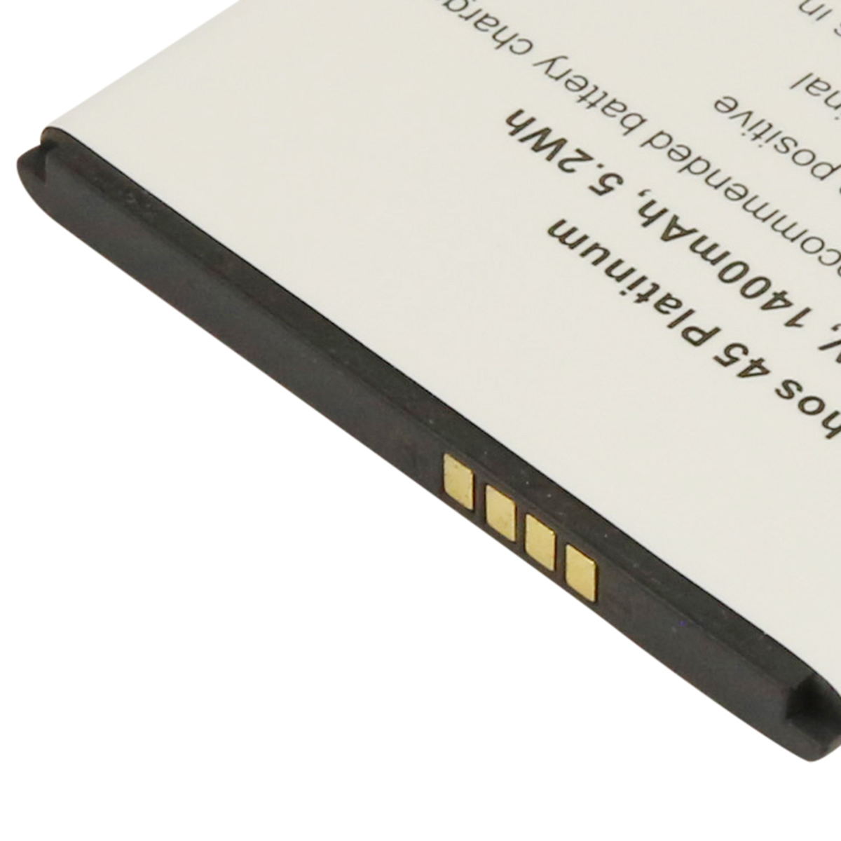 Primo piano di una batteria nera con contatti dorati e testo.