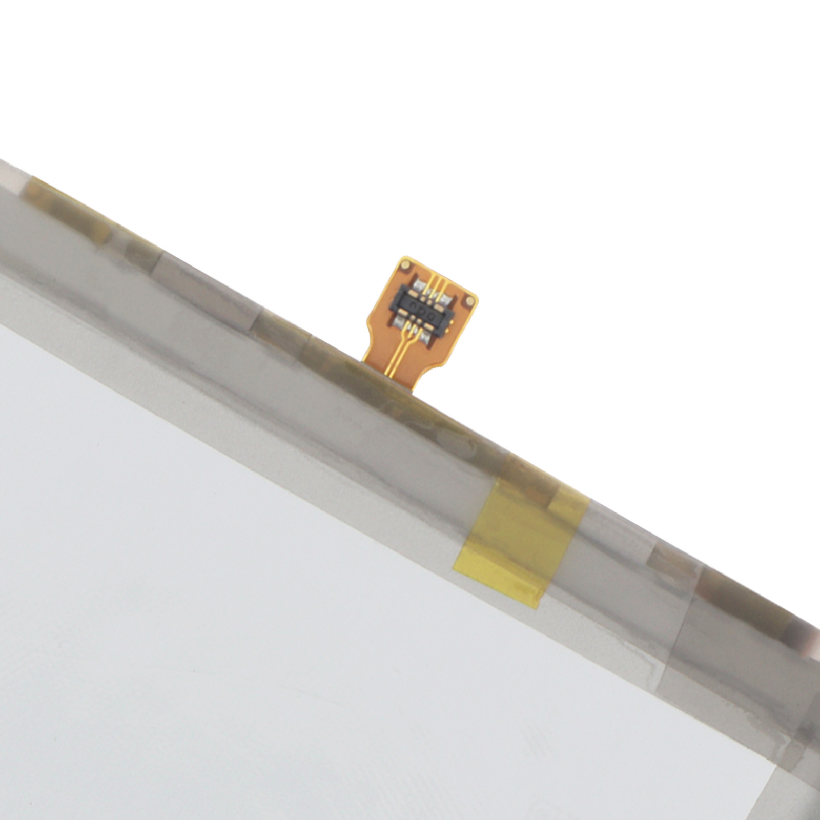 Primo piano di un connettore per batteria agli ioni di litio con dettagli oro e neri su sfondo bianco.