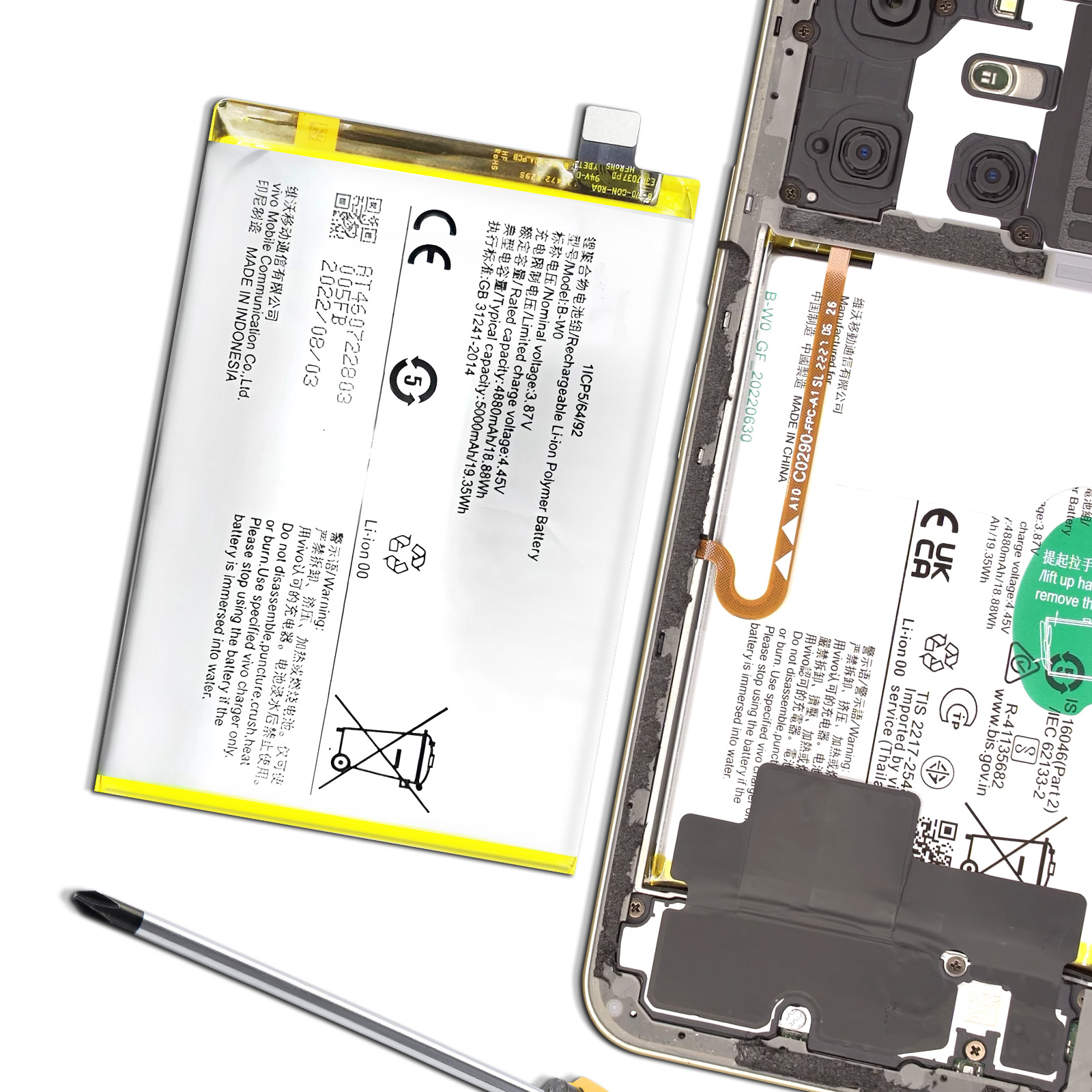 Zwei Smartphone-Akkus liegen nebeneinander. Einer ist teilweise ausgebaut.