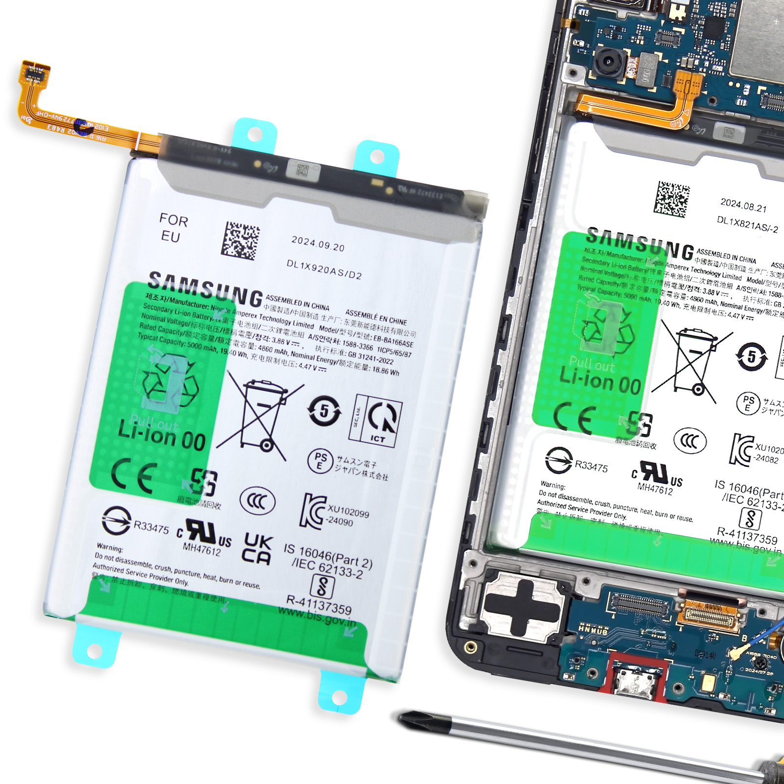 Due batterie Samsung Li-ion una accanto all'altra, una all'interno di un alloggiamento del telefono.