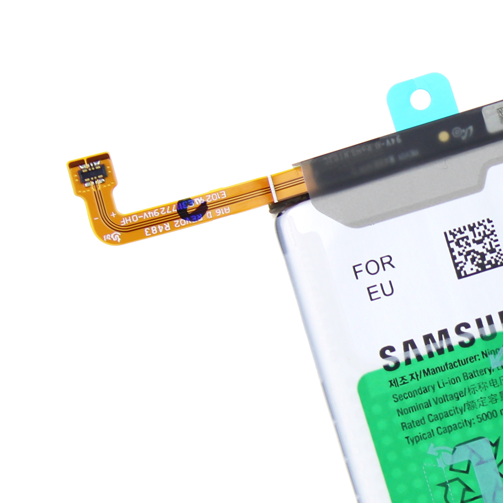 Primo piano di una batteria Samsung con cavo piatto giallo e testo.