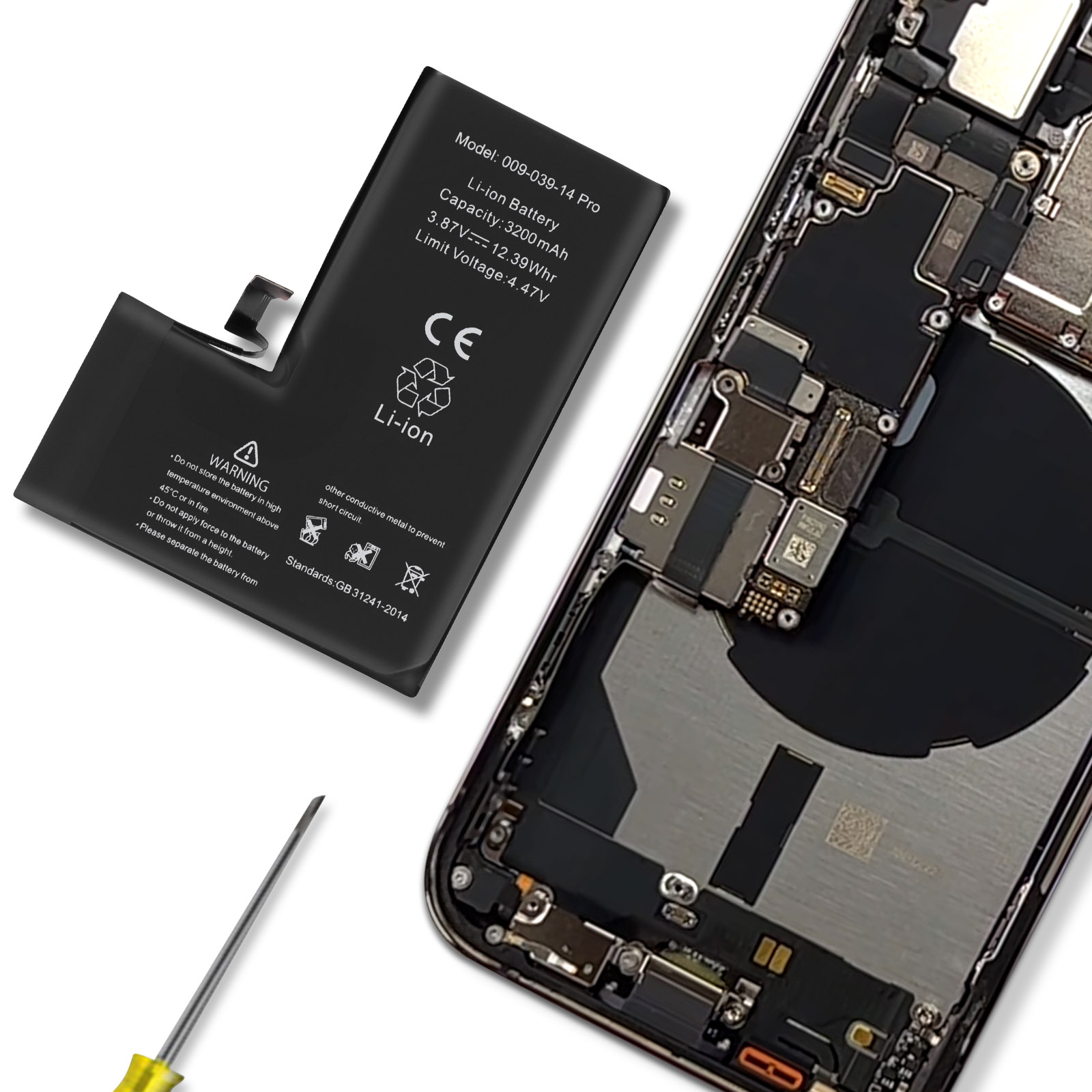 Una batteria per iPhone e l'interno di un iPhone aperto giacciono accanto a un cacciavite.