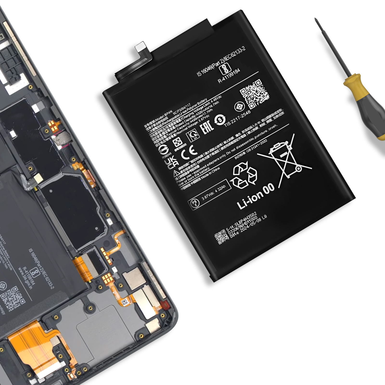 Una batteria per smartphone e l'interno esposto di uno smartphone giacciono su uno sfondo bianco.