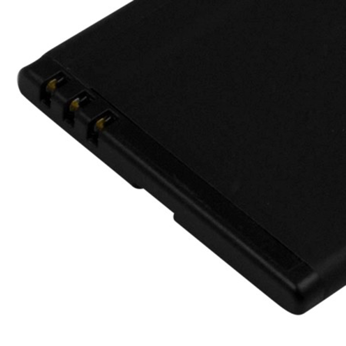 Una batteria nera con tre contatti dorati sul lato.