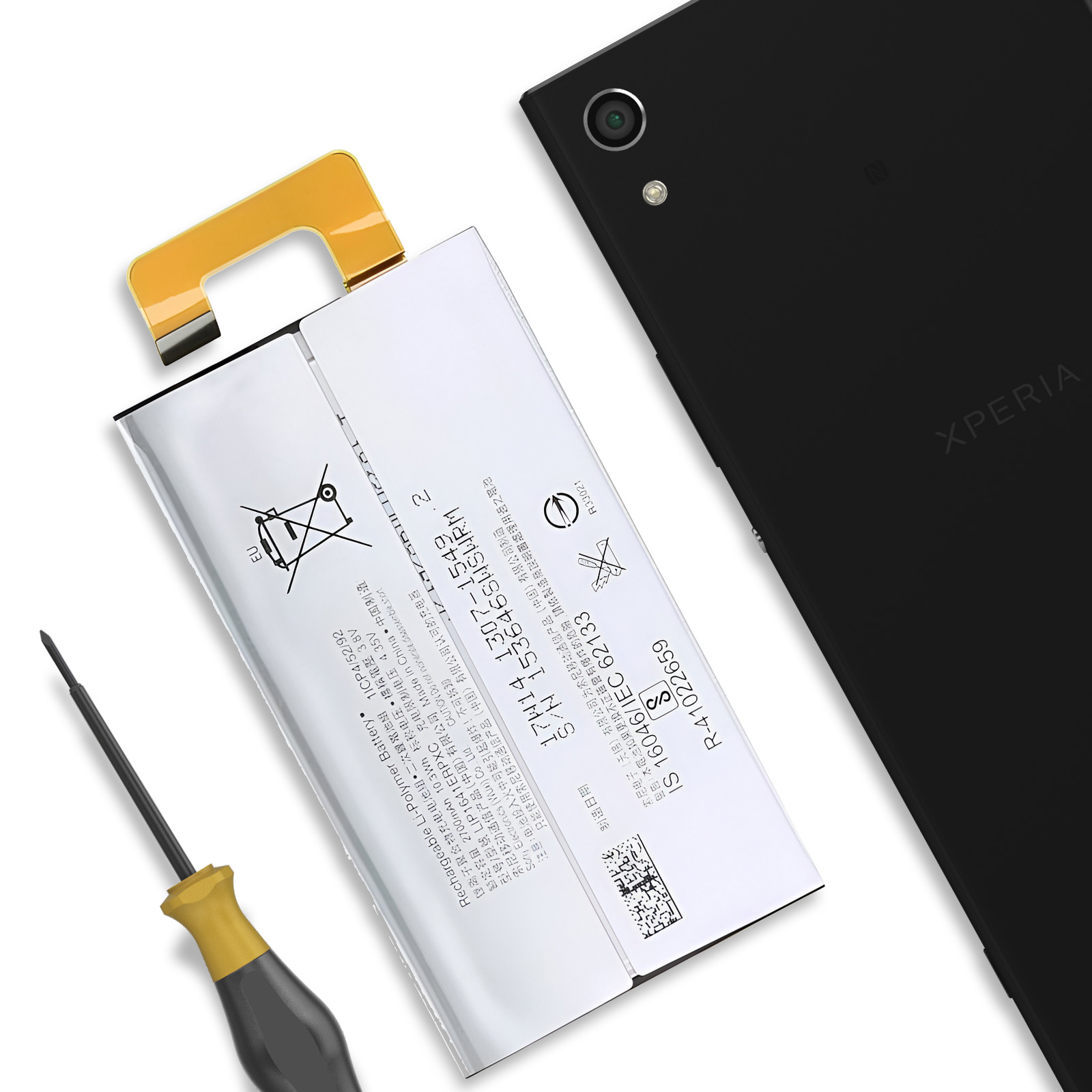 Una batteria per smartphone e un cacciavite accanto a un telefono Sony Xperia nero.